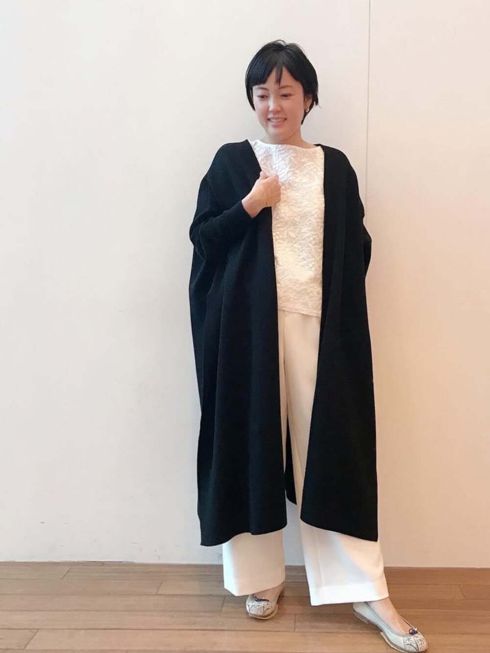 グリーン系のカーディガン/ボレロ、ホワイト系のTシャツ/カットソーを着用したレディースの冬コーディネートの4枚目の写真