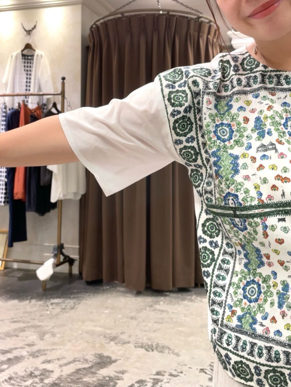 ホワイト系のスカート、ホワイト系のTシャツ/カットソーを着用したレディースの春コーディネートの7枚目の写真