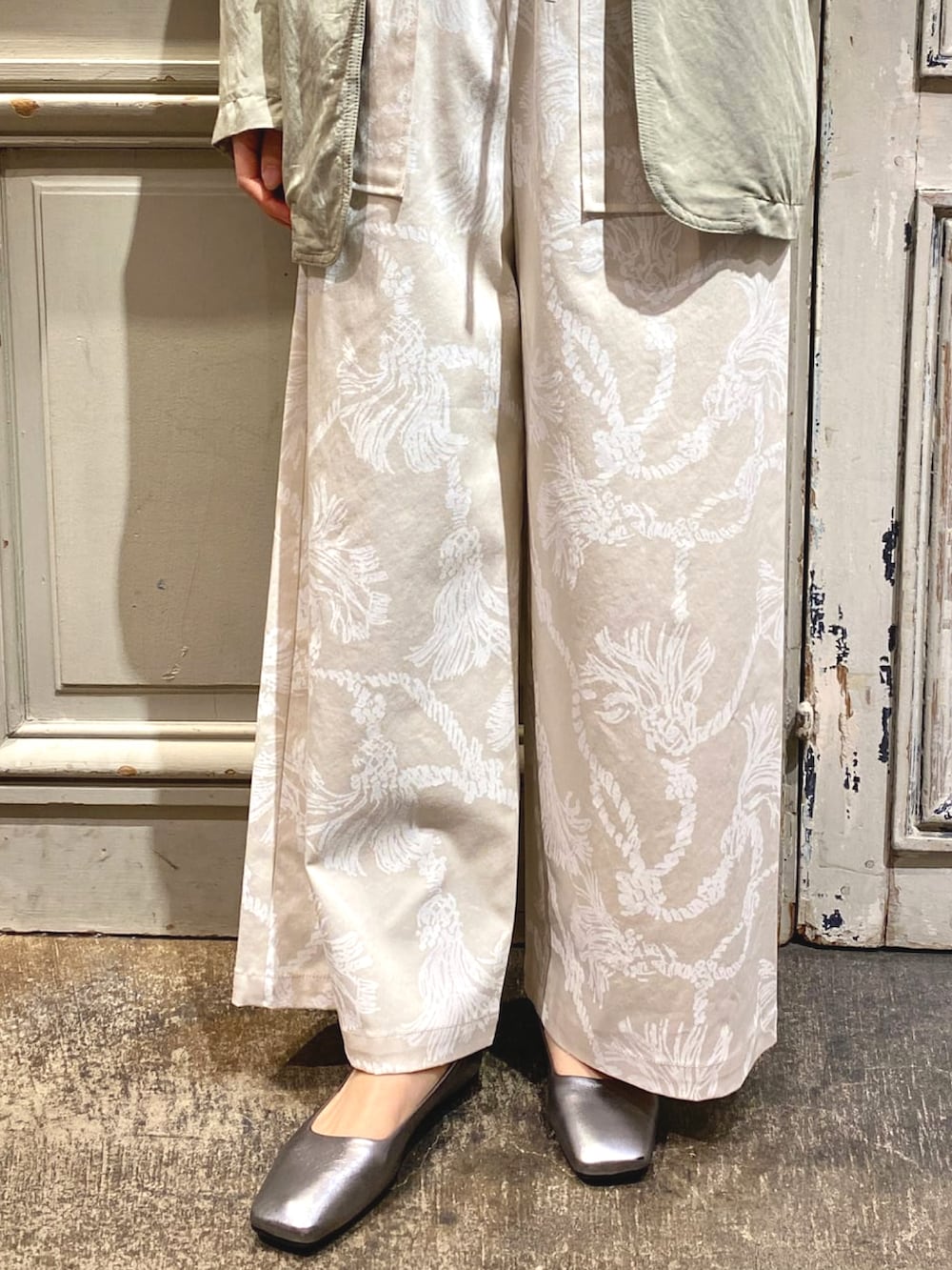 グリーン系のテーラードジャケット、ホワイト系のTシャツ/カットソー、ホワイト系のその他パンツを着用したレディースの春コーディネートの4枚目の写真