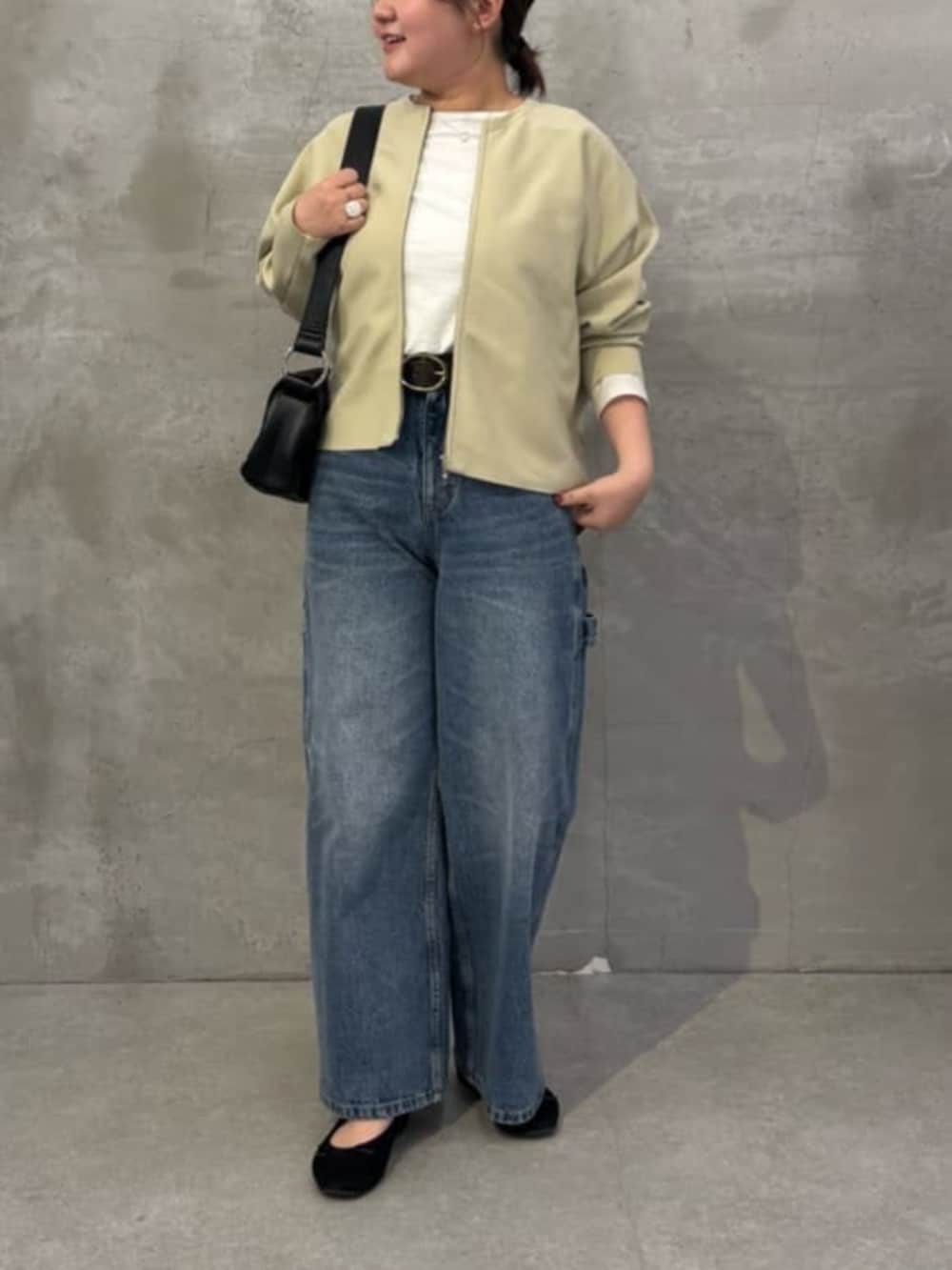 ベージュ系のカーディガン/ボレロ、ブルー系のその他パンツ、ブラウン系のベルトを着用したレディースの冬コーディネートの2枚目の写真