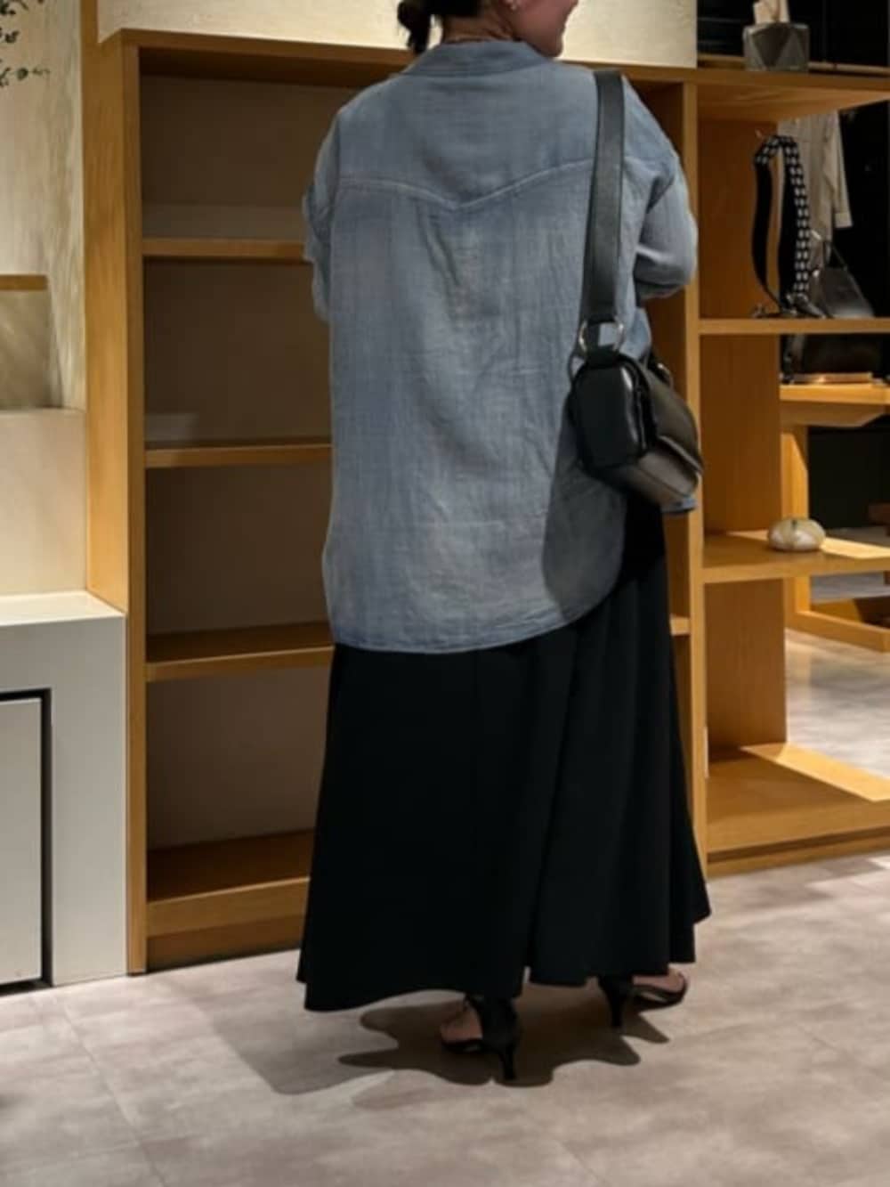 ブルー系のシャツ/ブラウス、ブラック系のワンピースを着用したレディースの春コーディネートの5枚目の写真