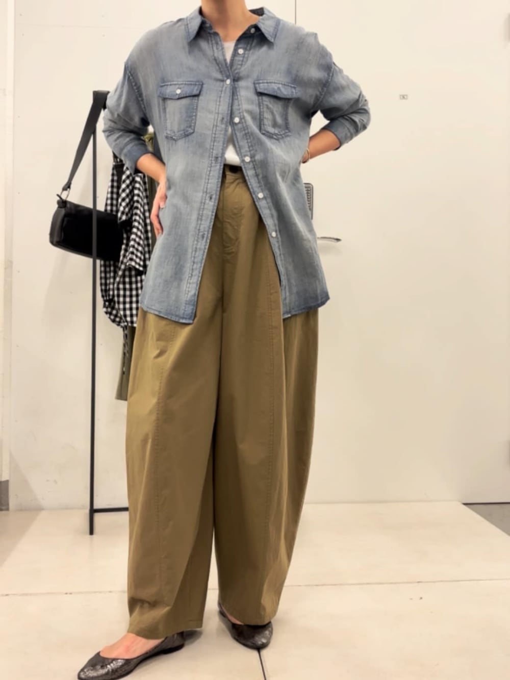 ブルー系のシャツ/ブラウス、イエロー系のその他パンツを着用したレディースの春コーディネートの3枚目の写真