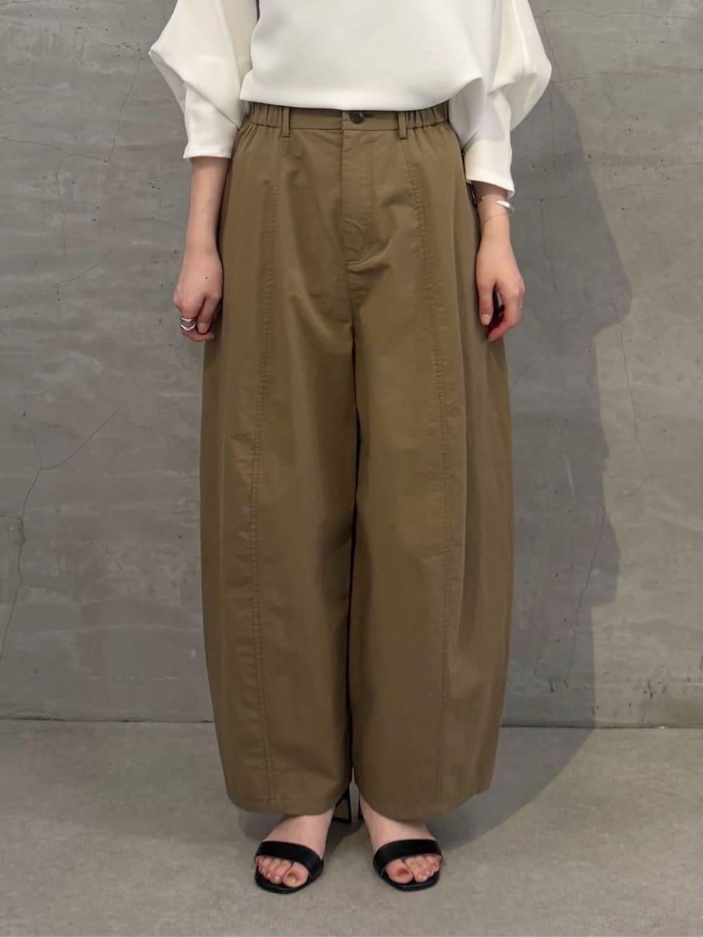 ブラック系のショルダーバッグ、ホワイト系のシャツ/ブラウス、イエロー系のその他パンツを着用したレディースの春コーディネートの7枚目の写真