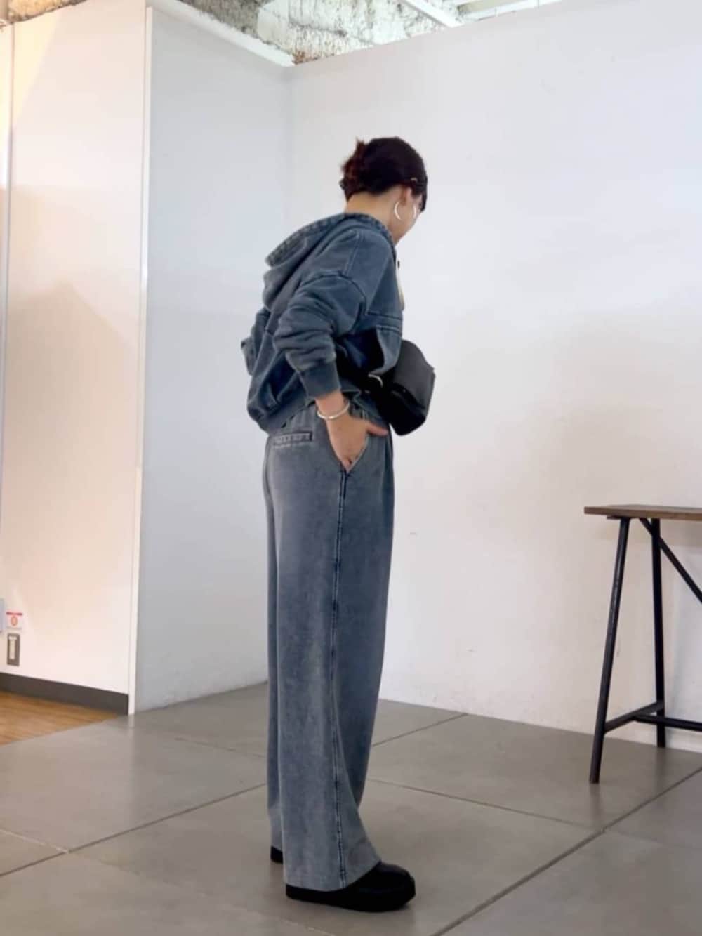 ブラック系のショルダーバッグ、ブルー系のその他パンツ、ブルー系のパーカーを着用したレディースの秋コーディネートの8枚目の写真