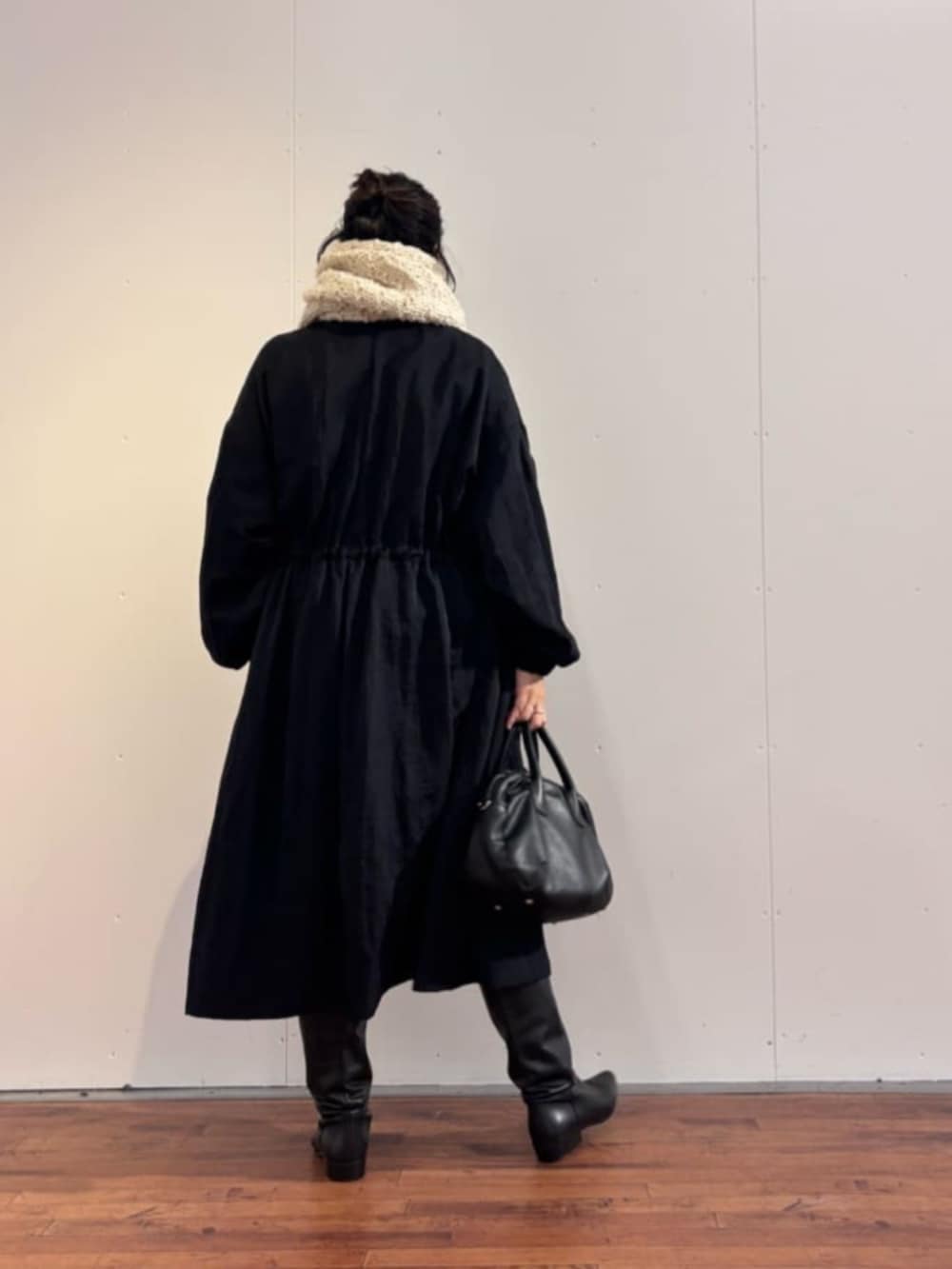 ブラック系のその他アウター、ブラック系のトートバッグ、グリーン系のその他パンツを着用したレディースの秋コーディネートの5枚目の写真