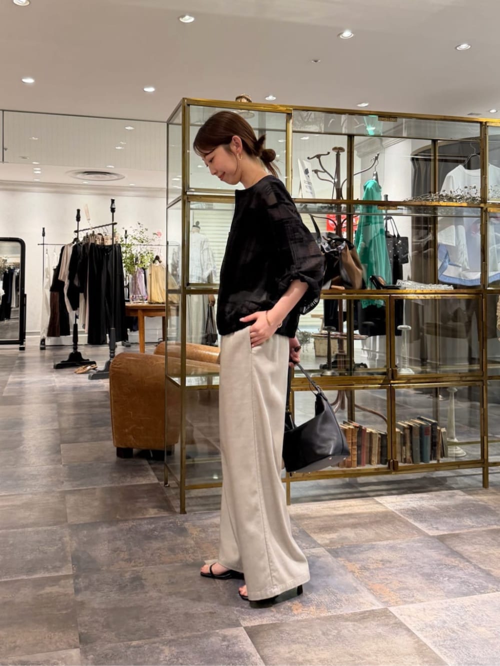 グレー系のその他パンツ、ブラック系のブルゾンを着用したレディースの夏コーディネートの2枚目の写真