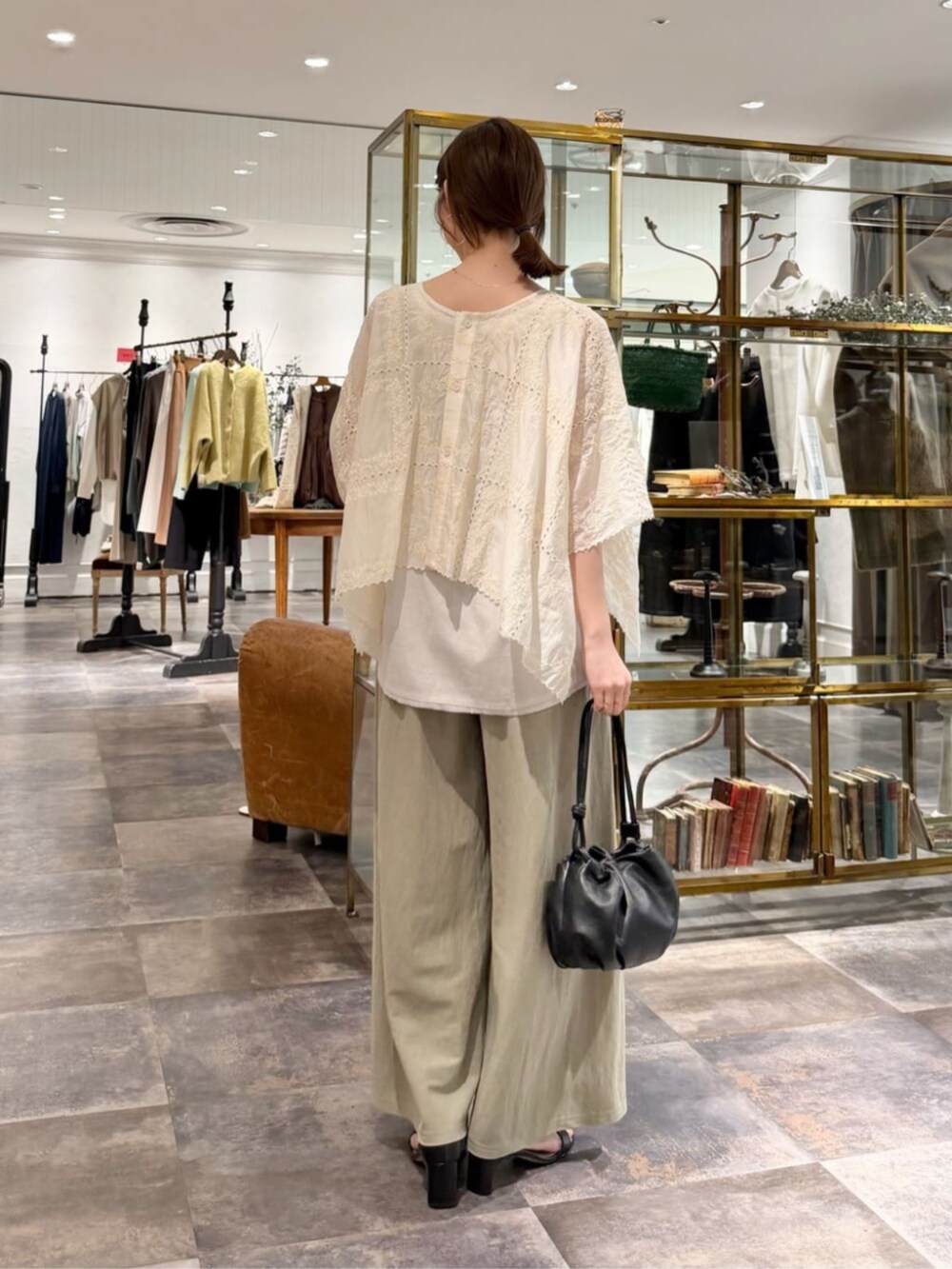 グリーン系のその他パンツ、ベージュ系のシャツ/ブラウスを着用したレディースの冬コーディネートの3枚目の写真