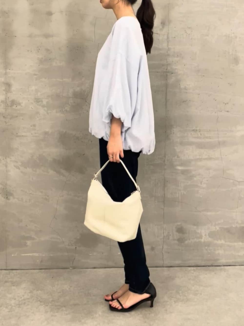 ブルー系のデニムパンツ、ブルー系のシャツ/ブラウス、シルバー系のリングを着用したレディースの冬コーディネートの2枚目の写真