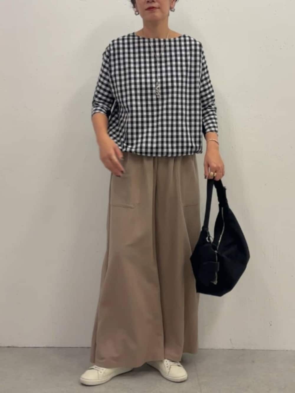 ブラック系のシャツ/ブラウス、ベージュ系のその他パンツ、ブラック系のショルダーバッグを着用したレディースの冬コーディネートの6枚目の写真