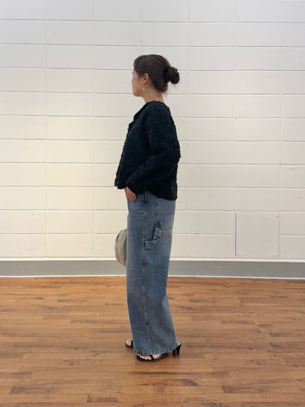 ブルー系のその他パンツ、ブラック系のシャツ/ブラウスを着用したレディースの夏コーディネートの2枚目の写真