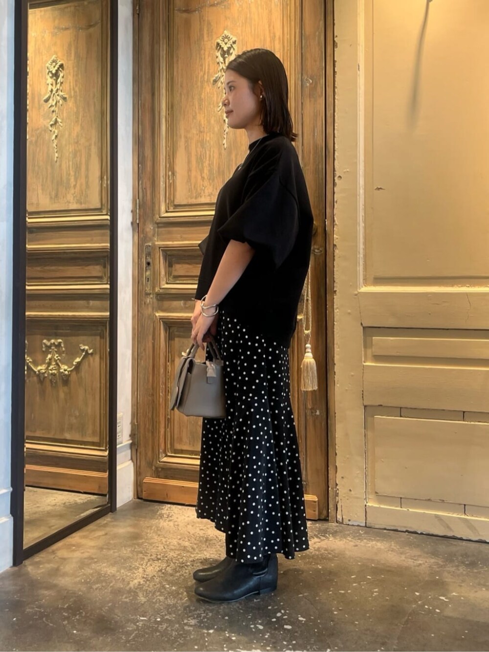 ブラック系のTシャツ/カットソー、ブラック系のスカートを着用したレディースの冬コーディネートの3枚目の写真