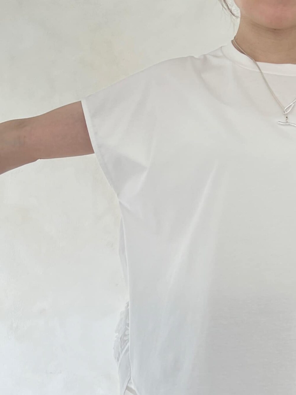 グレー系のボストンバッグ、ホワイト系のTシャツ/カットソーを着用したレディースの春コーディネートの10枚目の写真