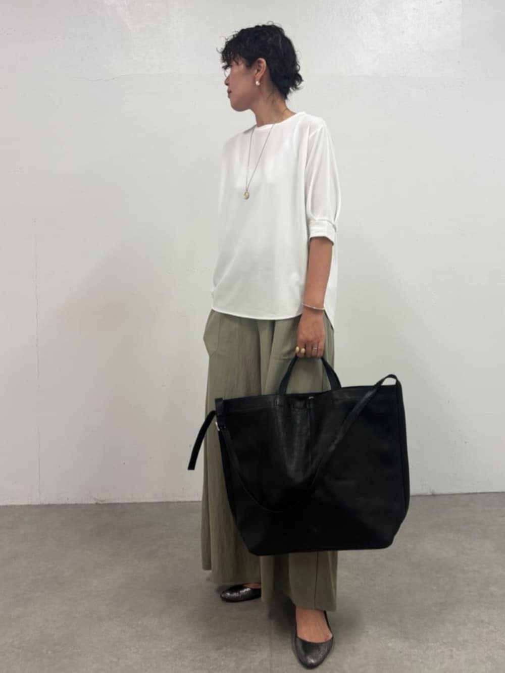 グリーン系のその他パンツ、ホワイト系のTシャツ/カットソーを着用したレディースの夏コーディネートの3枚目の写真