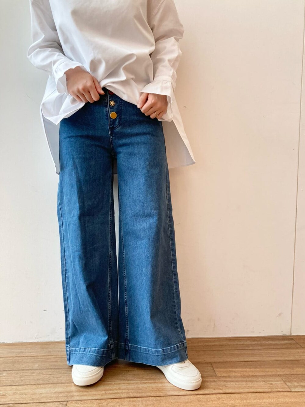 ホワイト系のシャツ/ブラウス、ブルー系のその他パンツ、ホワイト系のスニーカーを着用したレディースの冬コーディネートの4枚目の写真