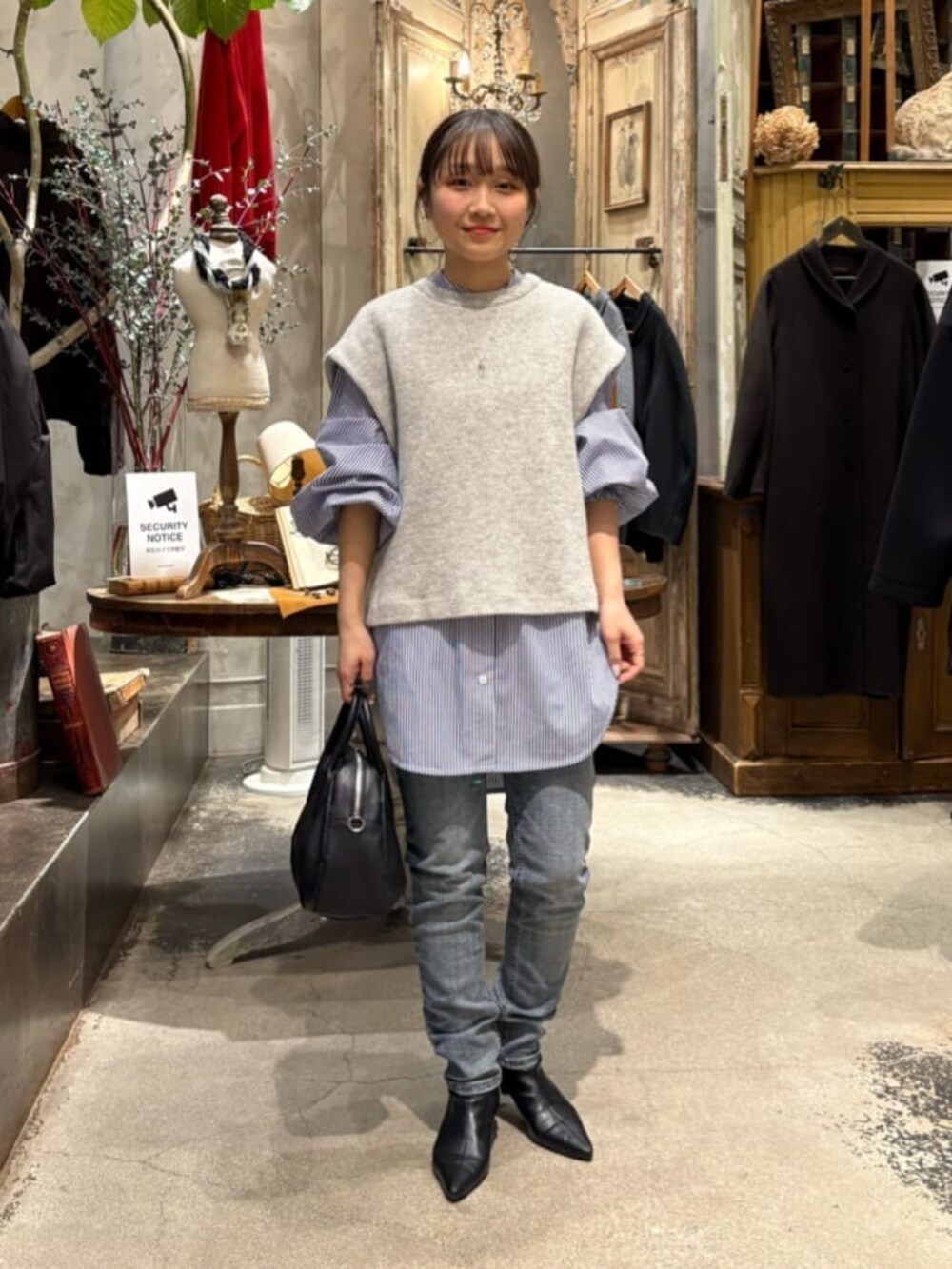 ブルー系のデニムパンツ、グレー系のシャツ/ブラウス、シルバー系のリングを着用したレディースの冬コーディネートの3枚目の写真