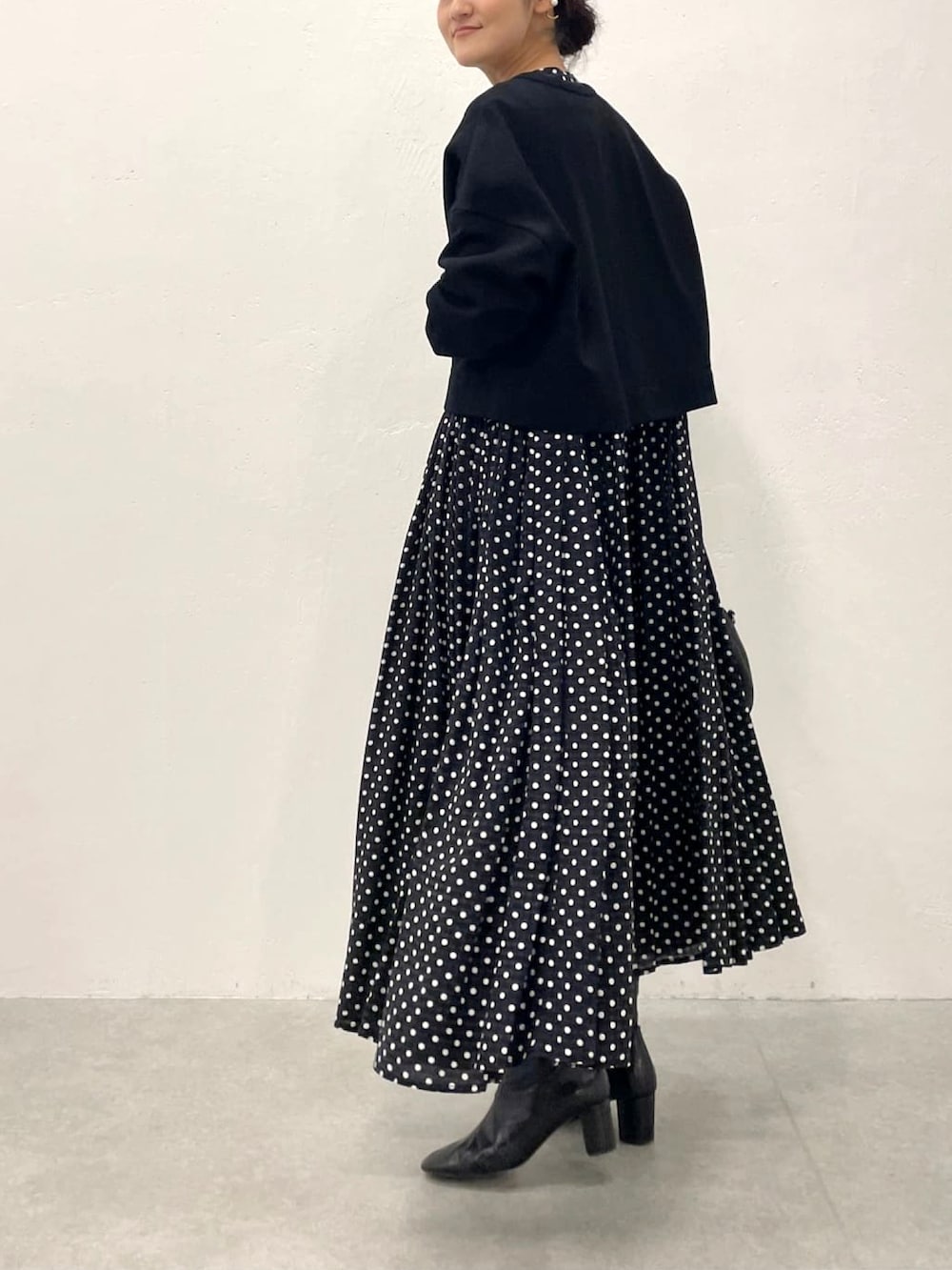 ブラック系のブルゾン、ブラック系のワンピースを着用したレディースの冬コーディネートの2枚目の写真