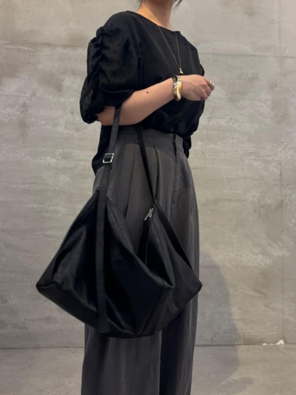 グレー系のその他パンツ、ブラック系のシャツ/ブラウスを着用したレディースの夏コーディネートの4枚目の写真