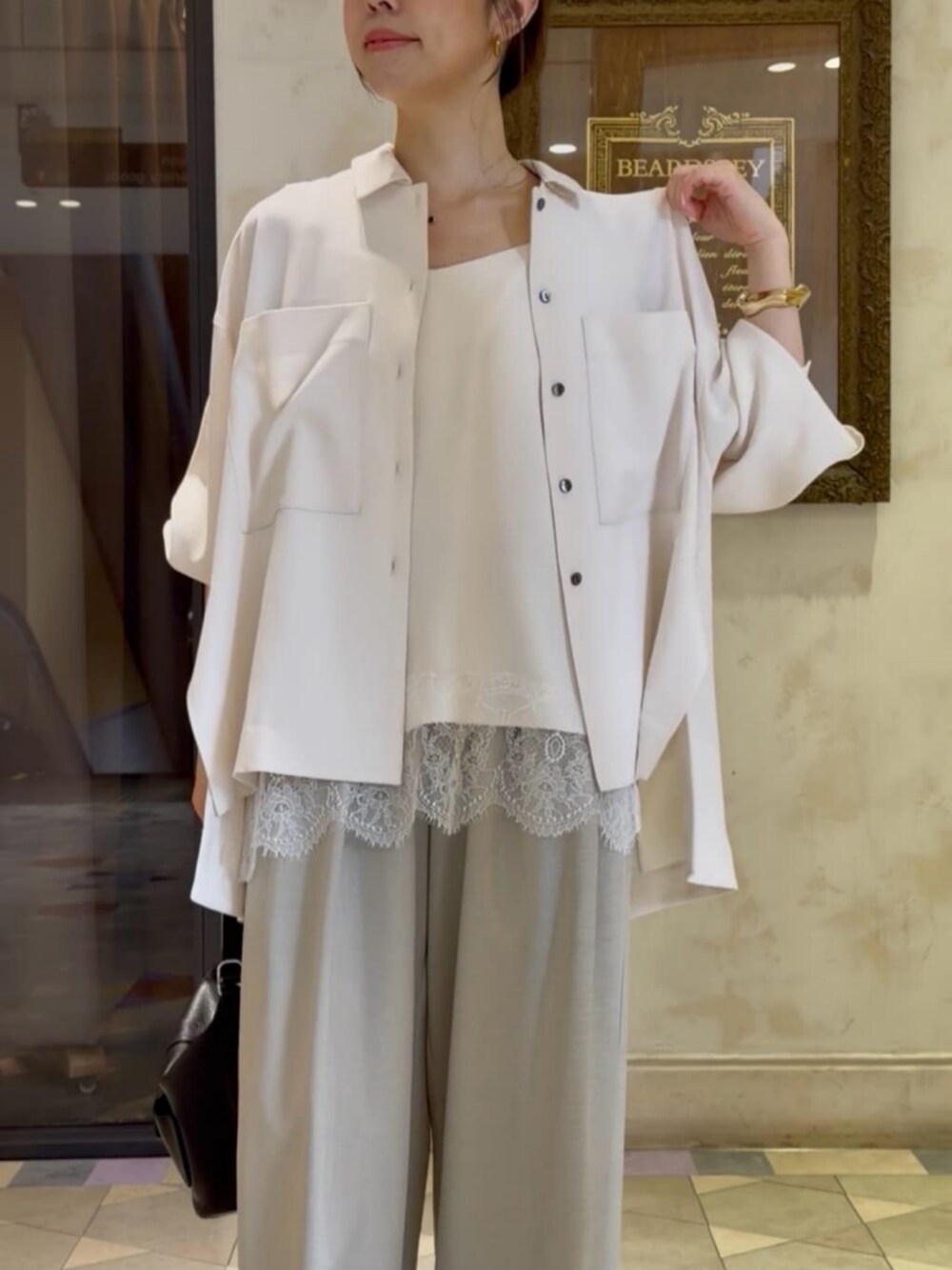 ホワイト系のキャミソール、ベージュ系のその他パンツ、ホワイト系のシャツ/ブラウスを着用したレディースの春コーディネートの4枚目の写真