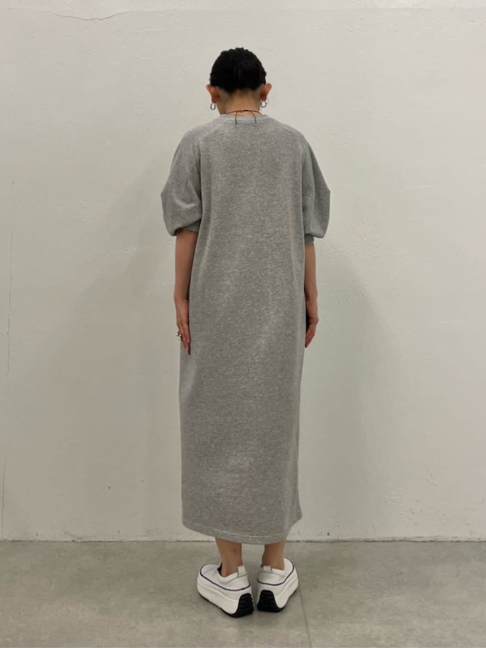 ブラック系のショルダーバッグ、グレー系のワンピース、シルバー系のリングを着用したレディースの冬コーディネートの7枚目の写真