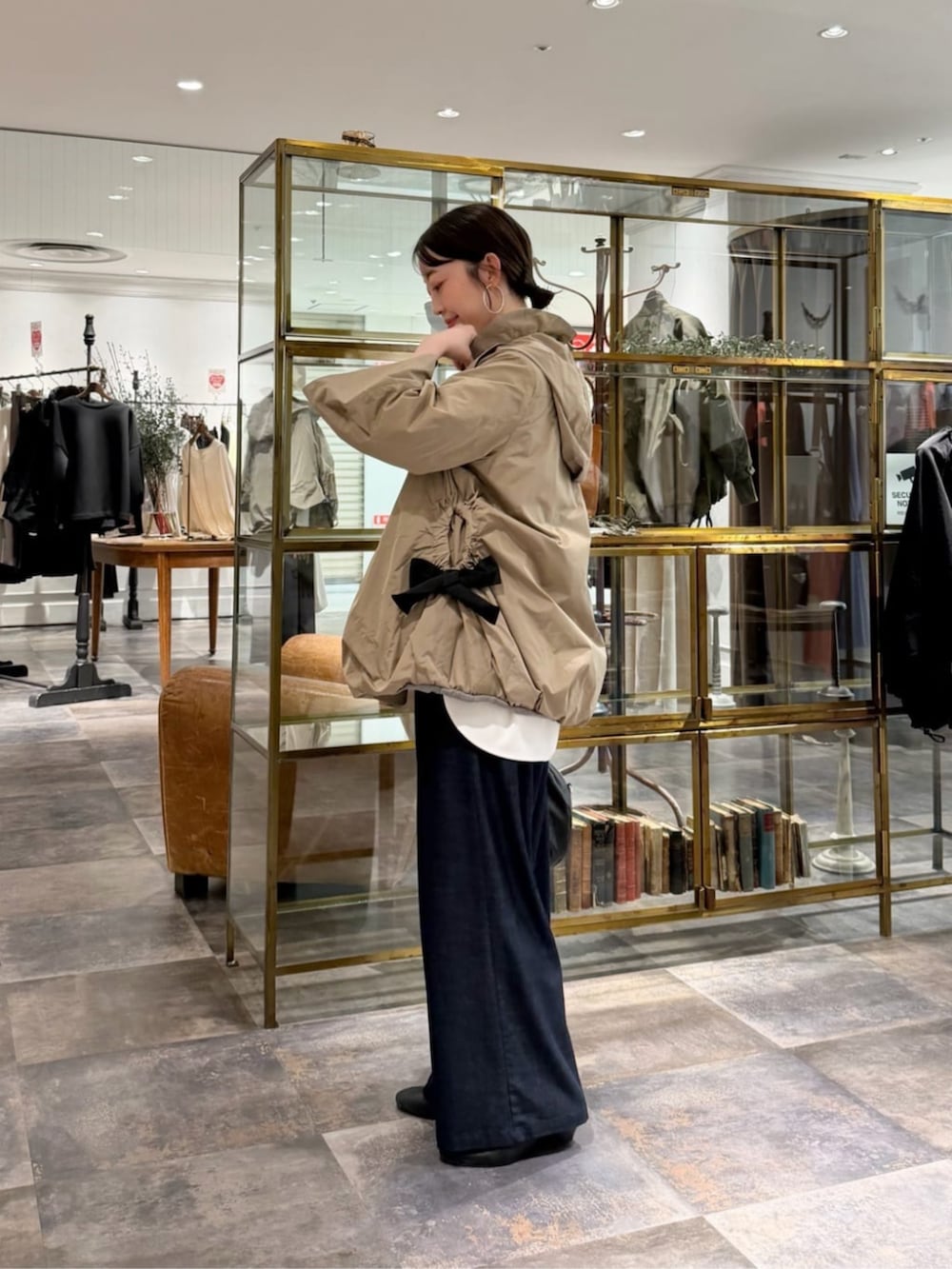 ホワイト系のシャツ/ブラウス、ブラウン系のブルゾン、ブルー系のその他パンツを着用したレディースの冬コーディネートの2枚目の写真