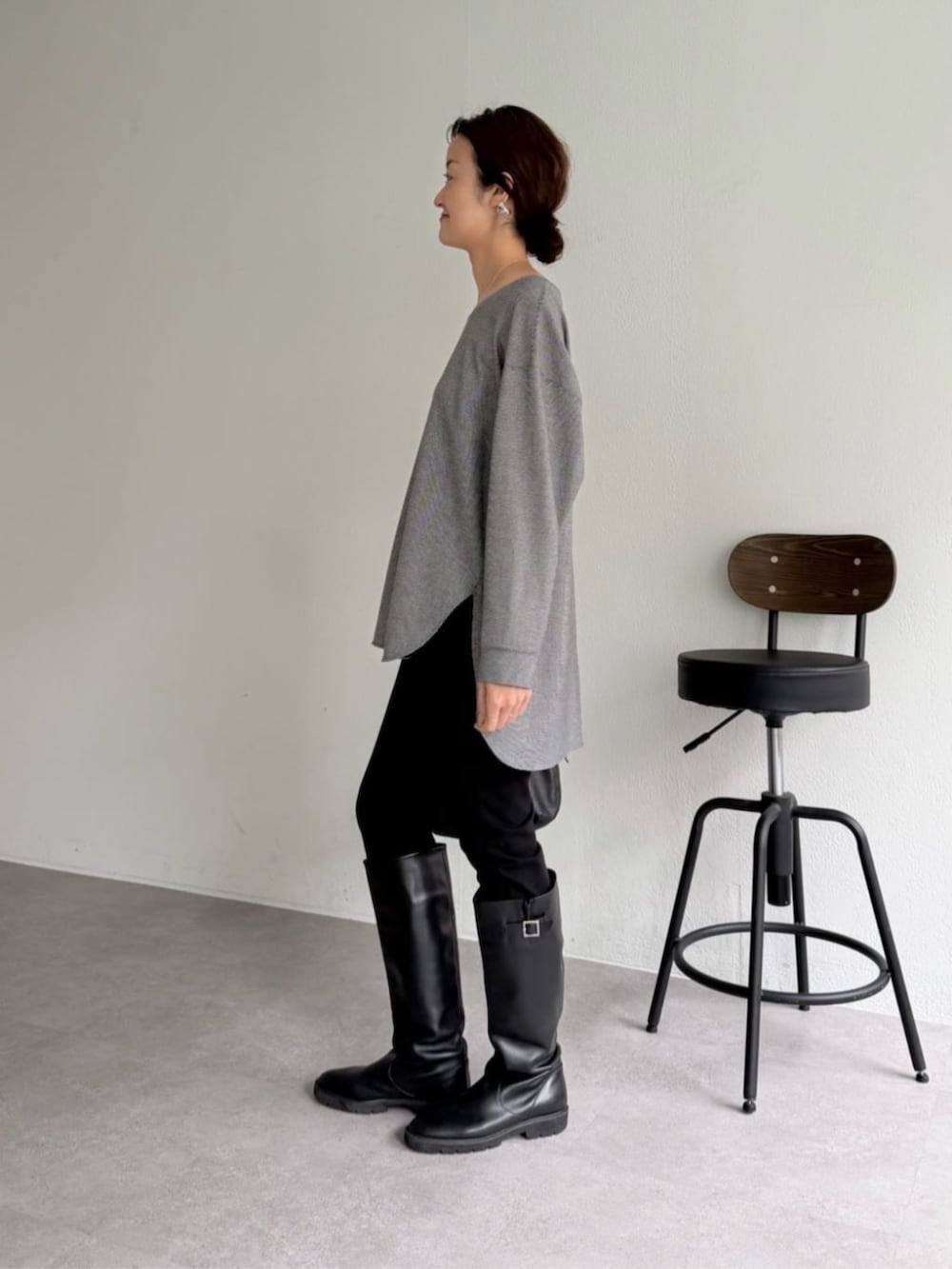 ブラック系のその他パンツ、ブラック系のTシャツ/カットソー、ブラック系のシャツ/ブラウスを着用したレディースの秋コーディネートの7枚目の写真