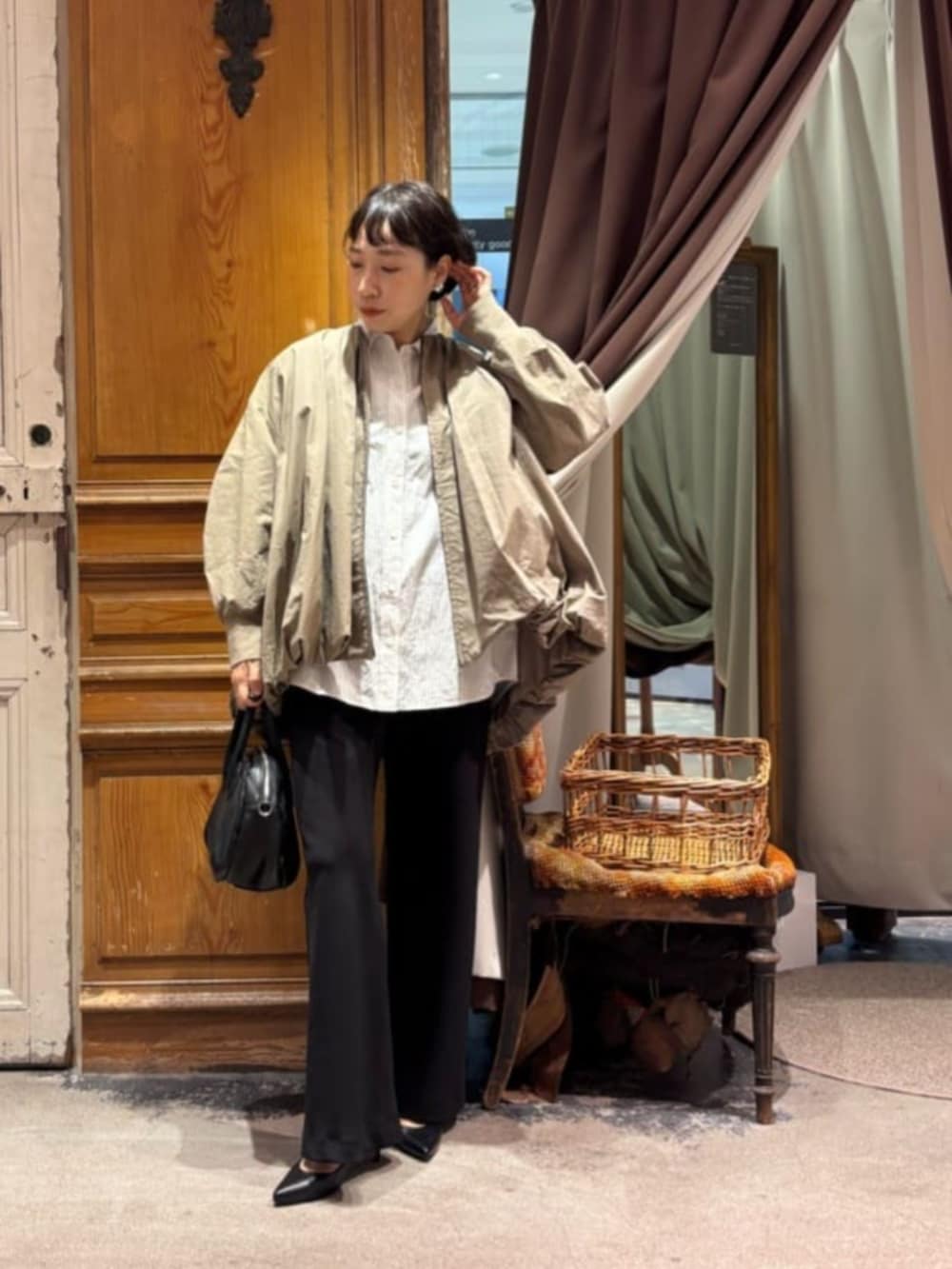 ブラック系のボストンバッグ、ホワイト系のシャツ/ブラウス、ブラック系のその他パンツを着用したレディースの春コーディネートの2枚目の写真