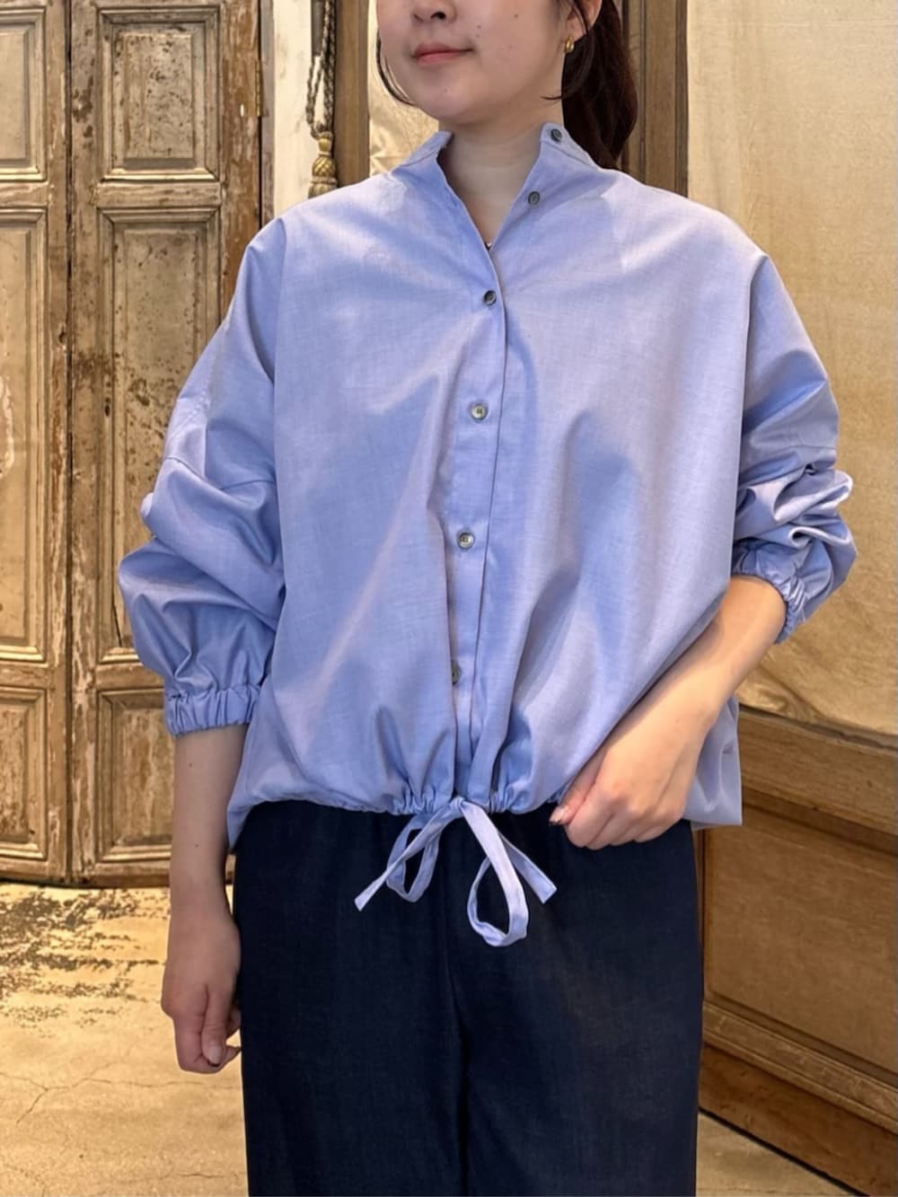 ブルー系のその他パンツ、ブルー系のシャツ/ブラウスを着用したレディースの冬コーディネートの4枚目の写真