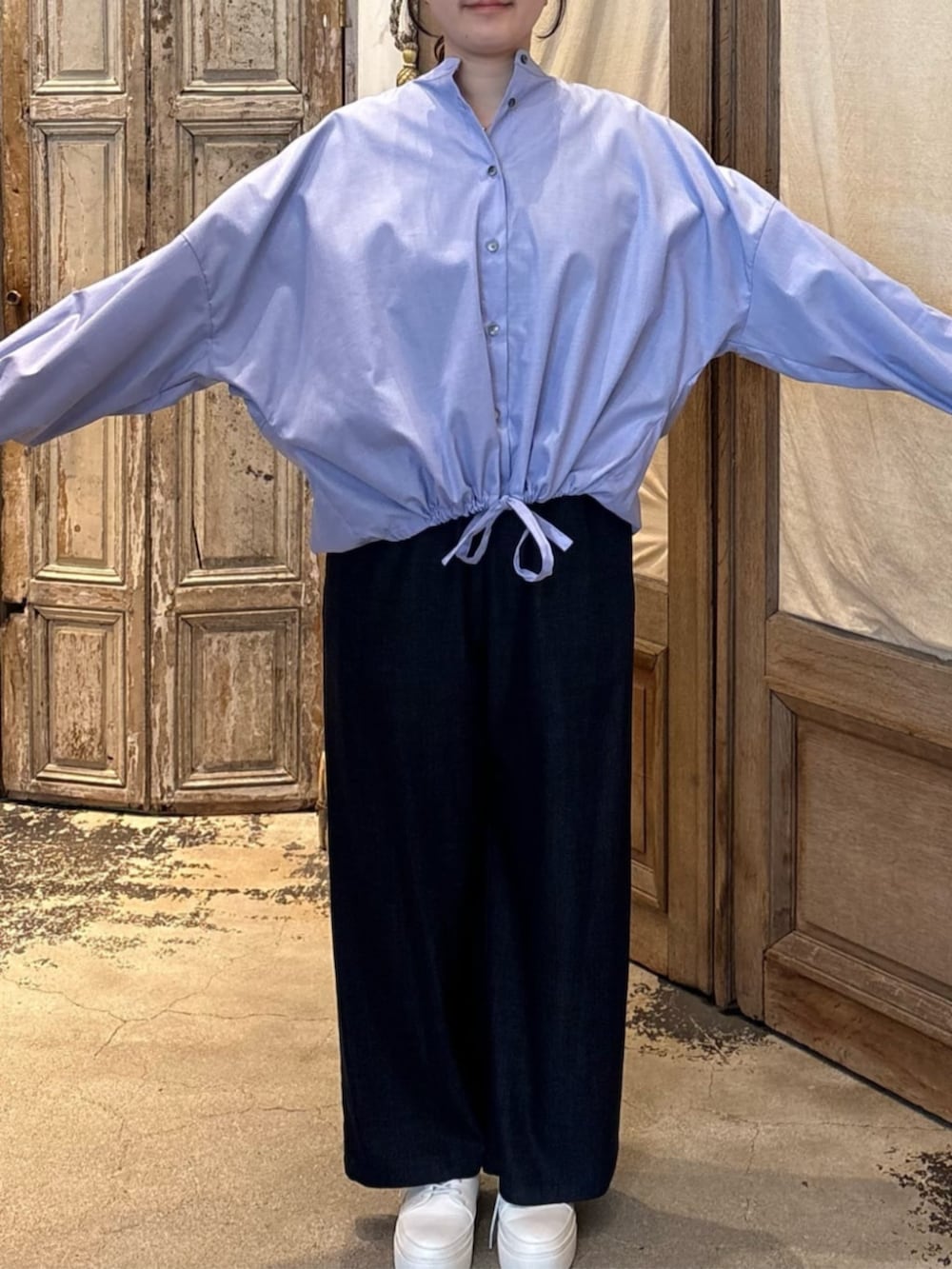 ブルー系のその他パンツ、ブルー系のシャツ/ブラウスを着用したレディースの冬コーディネートの5枚目の写真