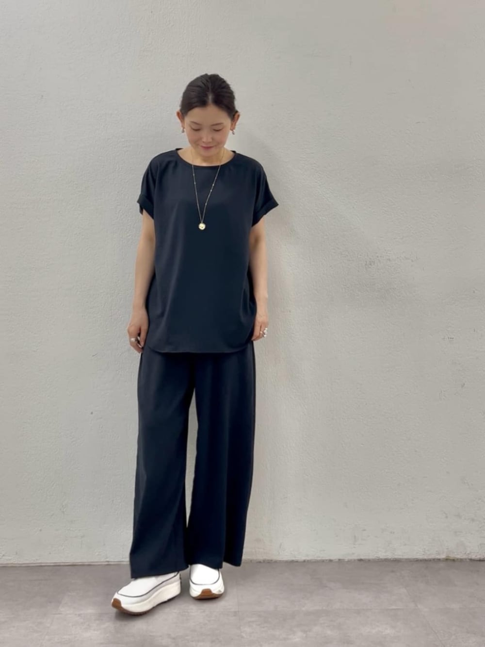 ブルー系のその他パンツ、ブルー系のシャツ/ブラウスを着用したレディースの春コーディネートの4枚目の写真