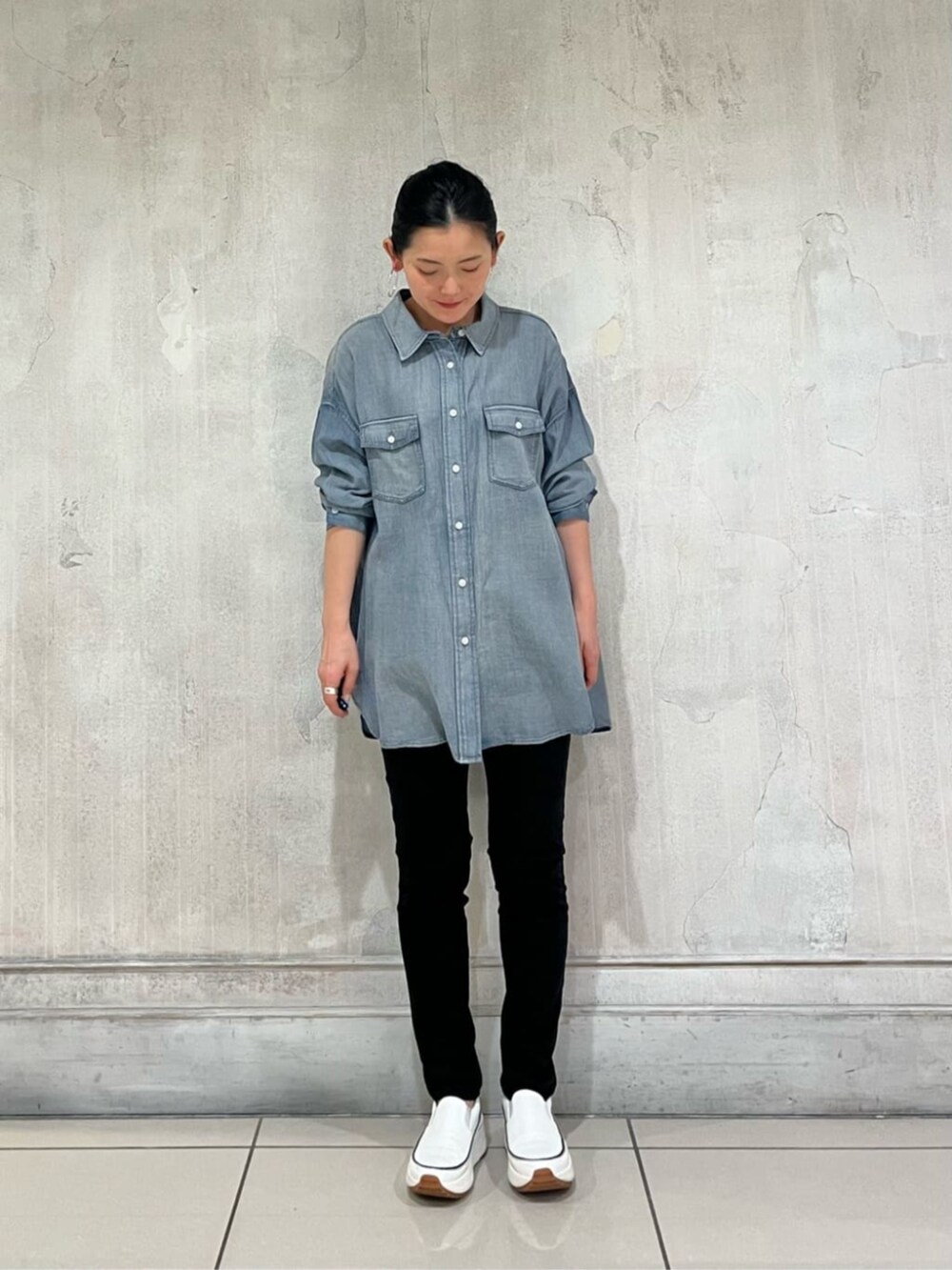 ブルー系のシャツ/ブラウス、ホワイト系のスニーカー、ホワイト系のTシャツ/カットソーを着用したレディースの冬コーディネートの7枚目の写真