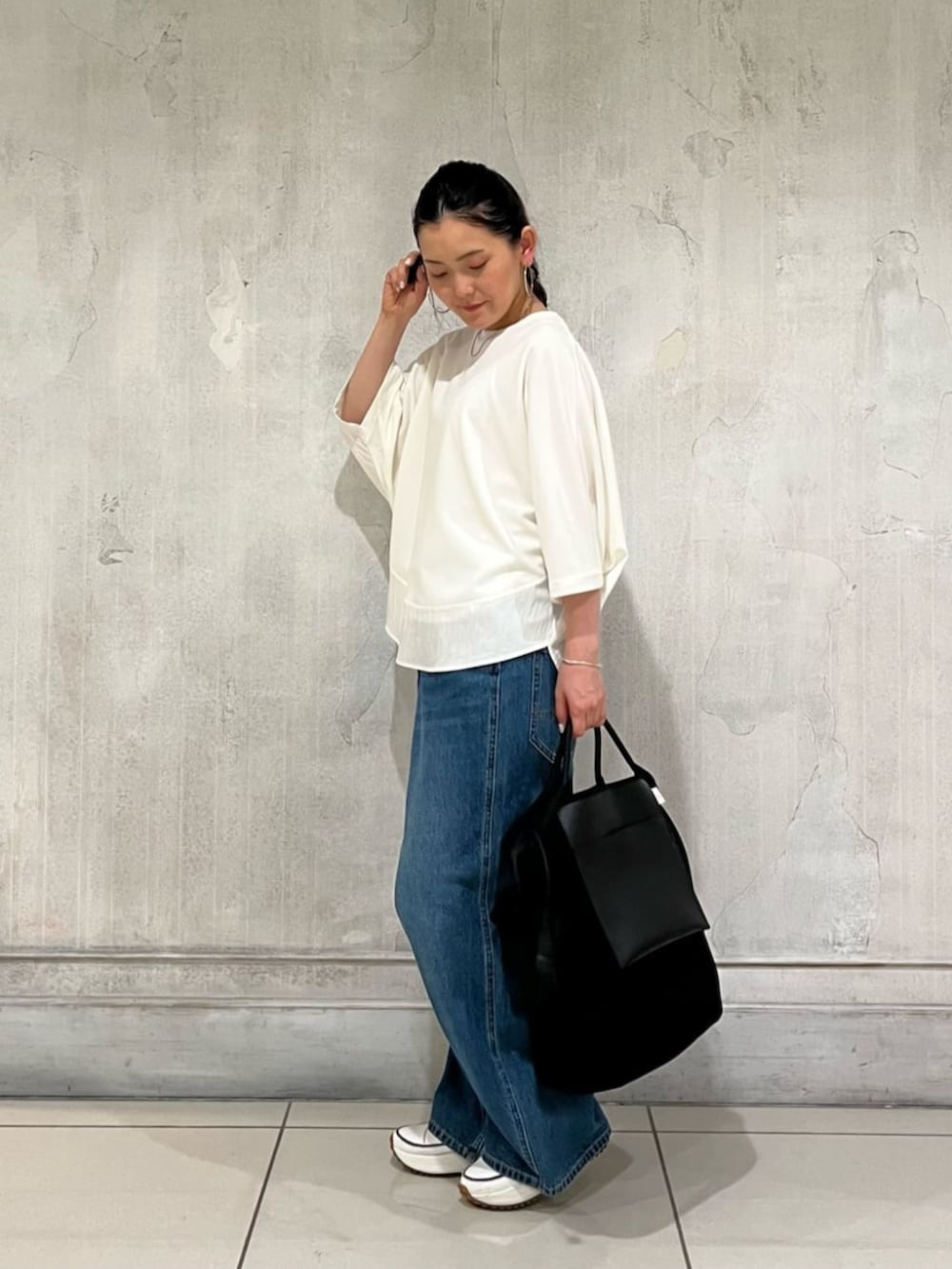 ブルー系のその他パンツ、ホワイト系のTシャツ/カットソー、ホワイト系のスニーカーを着用したレディースの春コーディネートの2枚目の写真