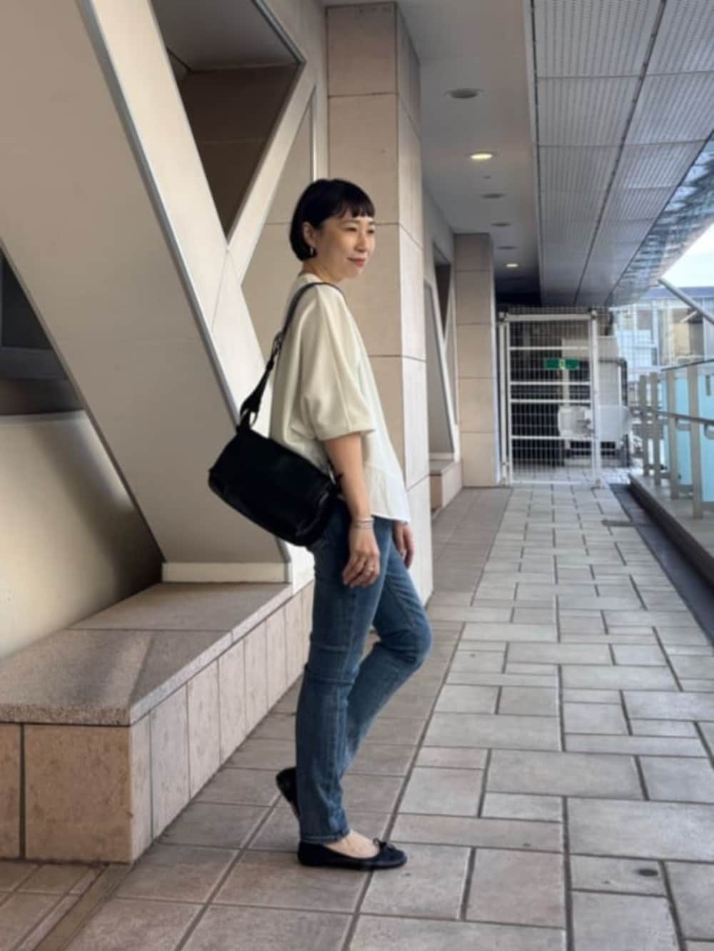 ブルー系のデニムパンツ、ブラウン系のテーラードジャケット、ホワイト系のTシャツ/カットソーを着用したレディースの春コーディネートの6枚目の写真