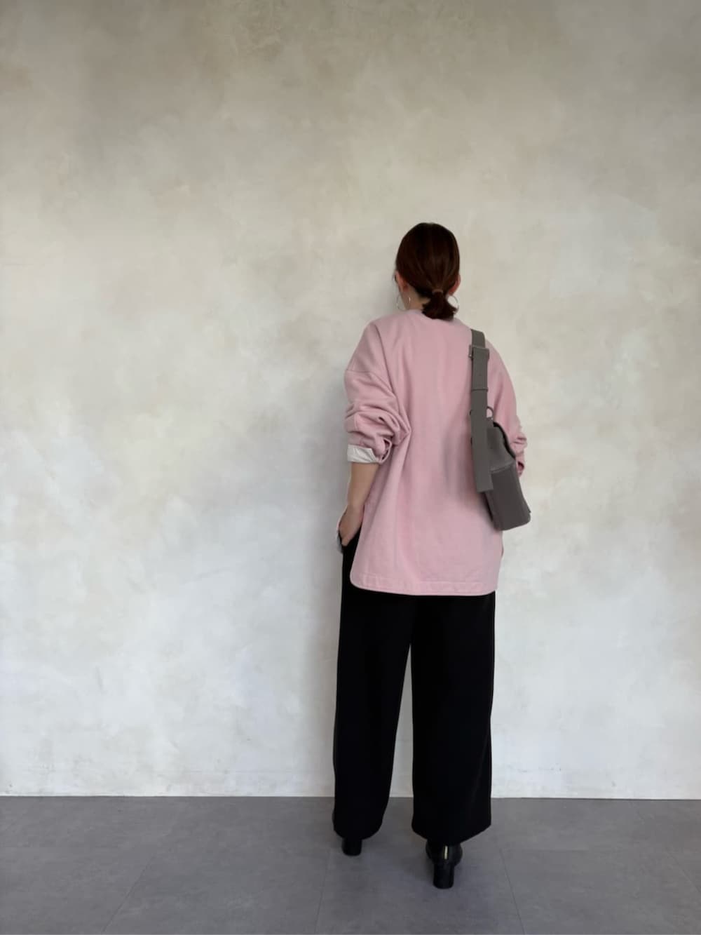 グレー系のショルダーバッグ、ピンク系のTシャツ/カットソー、ブラック系のその他パンツを着用したレディースの冬コーディネートの4枚目の写真