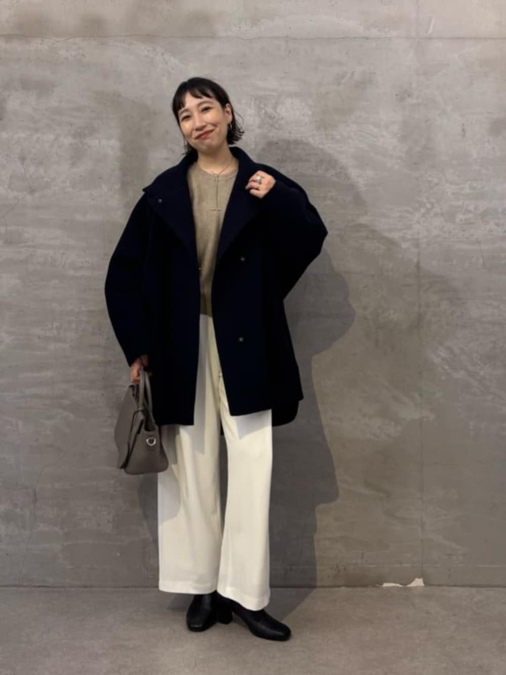 ホワイト系のその他パンツ、ブラウン系のニット/セーター、ブルー系のその他アウターを着用したレディースの夏コーディネートの5枚目の写真