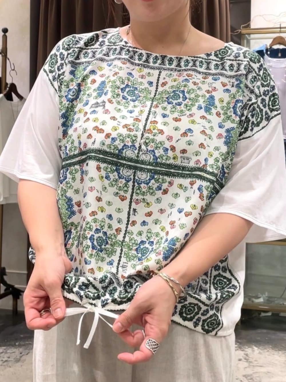 ホワイト系のスカート、ホワイト系のTシャツ/カットソーを着用したレディースの春コーディネートの5枚目の写真