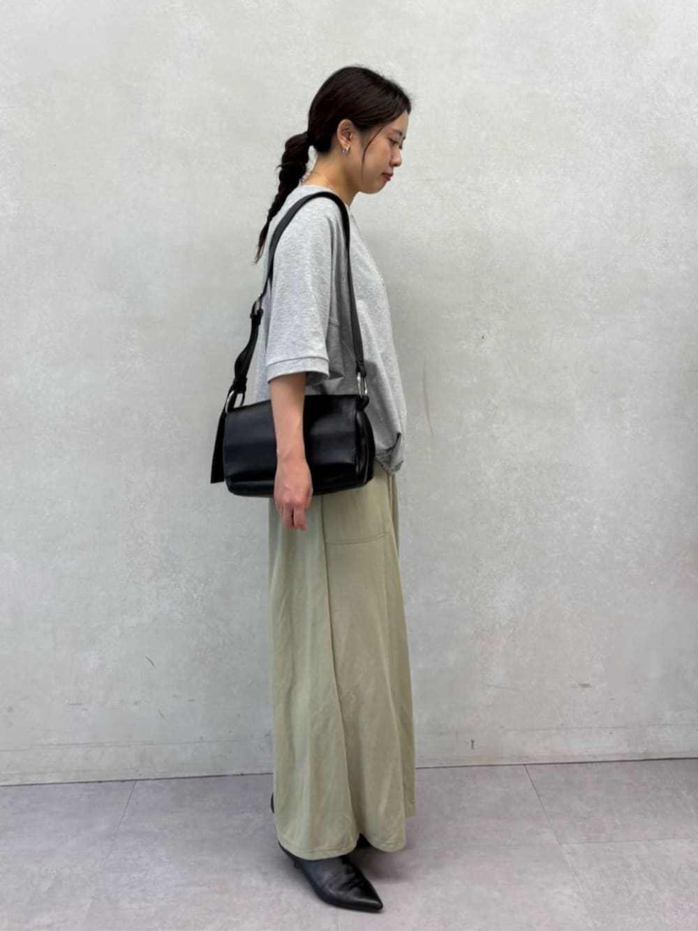 グリーン系のその他パンツ、グレー系のTシャツ/カットソーを着用したレディースの夏コーディネートの3枚目の写真
