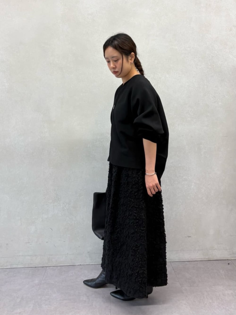 ブラック系のカーディガン/ボレロ、ブラック系のトートバッグ、ブラック系のその他パンツを着用したレディースの夏コーディネートの4枚目の写真