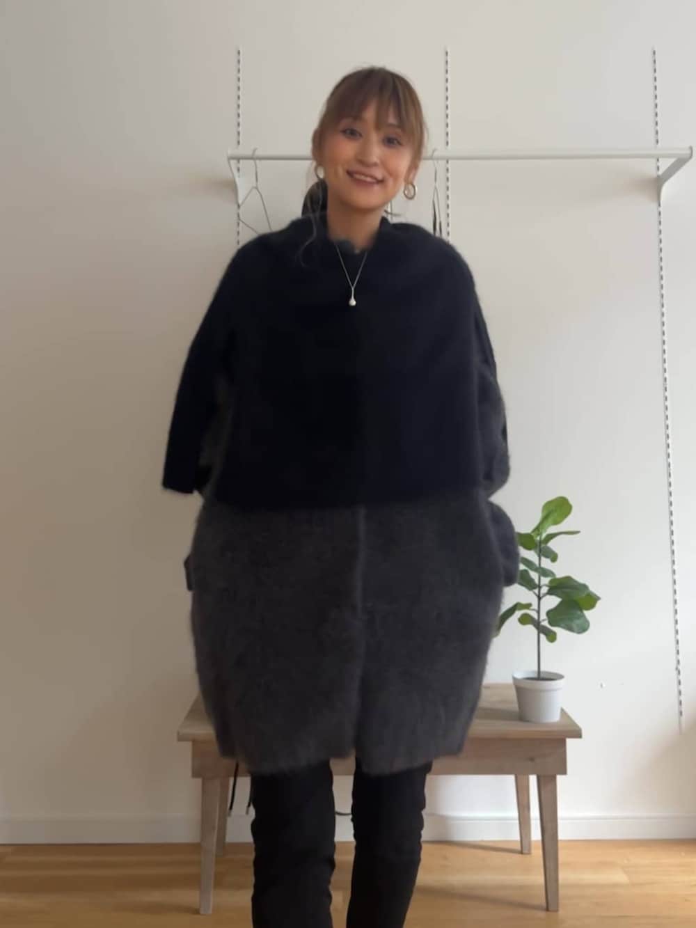 ブラック系のその他パンツ、ブラック系のニット/セーター、グレー系のその他アウターを着用したレディースの夏コーディネートの3枚目の写真