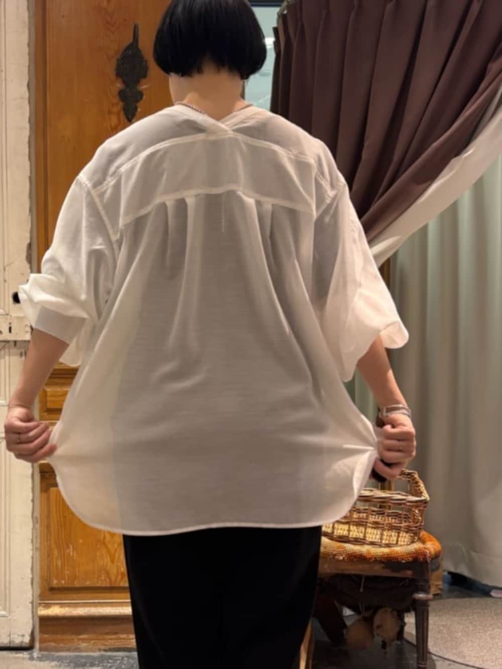 ブルー系のデニムパンツ、ホワイト系のシャツ/ブラウスを着用したレディースの冬コーディネートの9枚目の写真