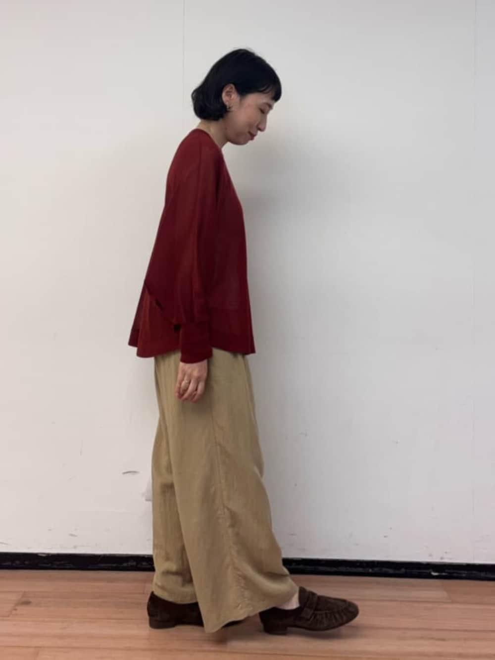 レッド系のニット/セーター、イエロー系のその他パンツ、ブラウン系のその他シューズを着用したレディースの夏コーディネートの4枚目の写真