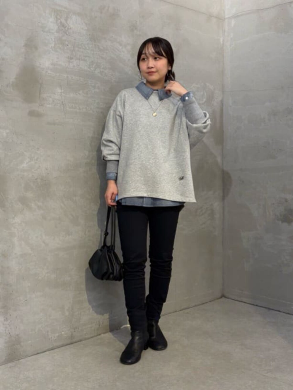 ブラック系のその他パンツ、ブルー系のシャツ/ブラウス、グレー系のTシャツ/カットソーを着用したレディースの夏コーディネートの9枚目の写真