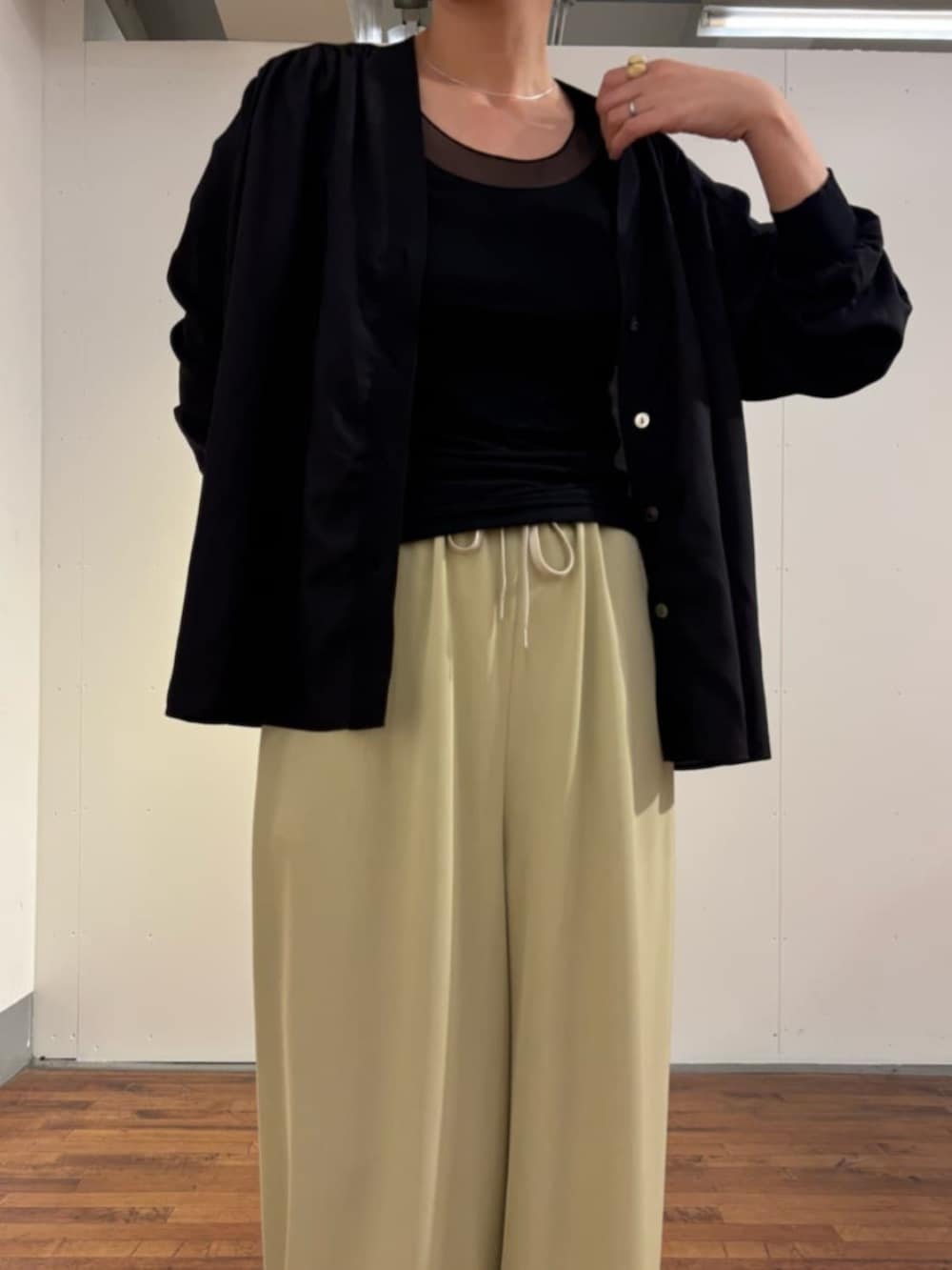 ブラック系のシャツ/ブラウス、ブラック系のキャミソール、ベージュ系のその他パンツを着用したレディースの春コーディネートの7枚目の写真