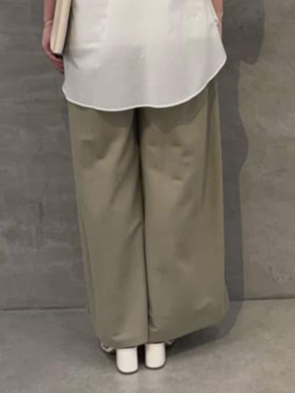 グリーン系のその他パンツ、ホワイト系のショルダーバッグ、ホワイト系のシャツ/ブラウスを着用したレディースの冬コーディネートの7枚目の写真