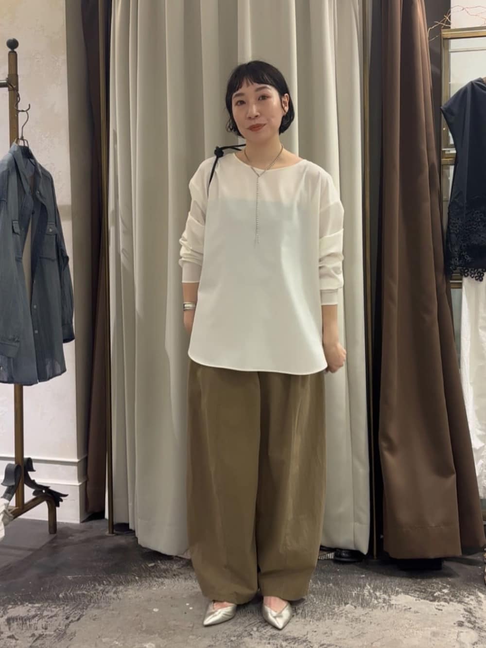 ホワイト系のシャツ/ブラウス、イエロー系のその他パンツを着用したレディースの春コーディネートの6枚目の写真
