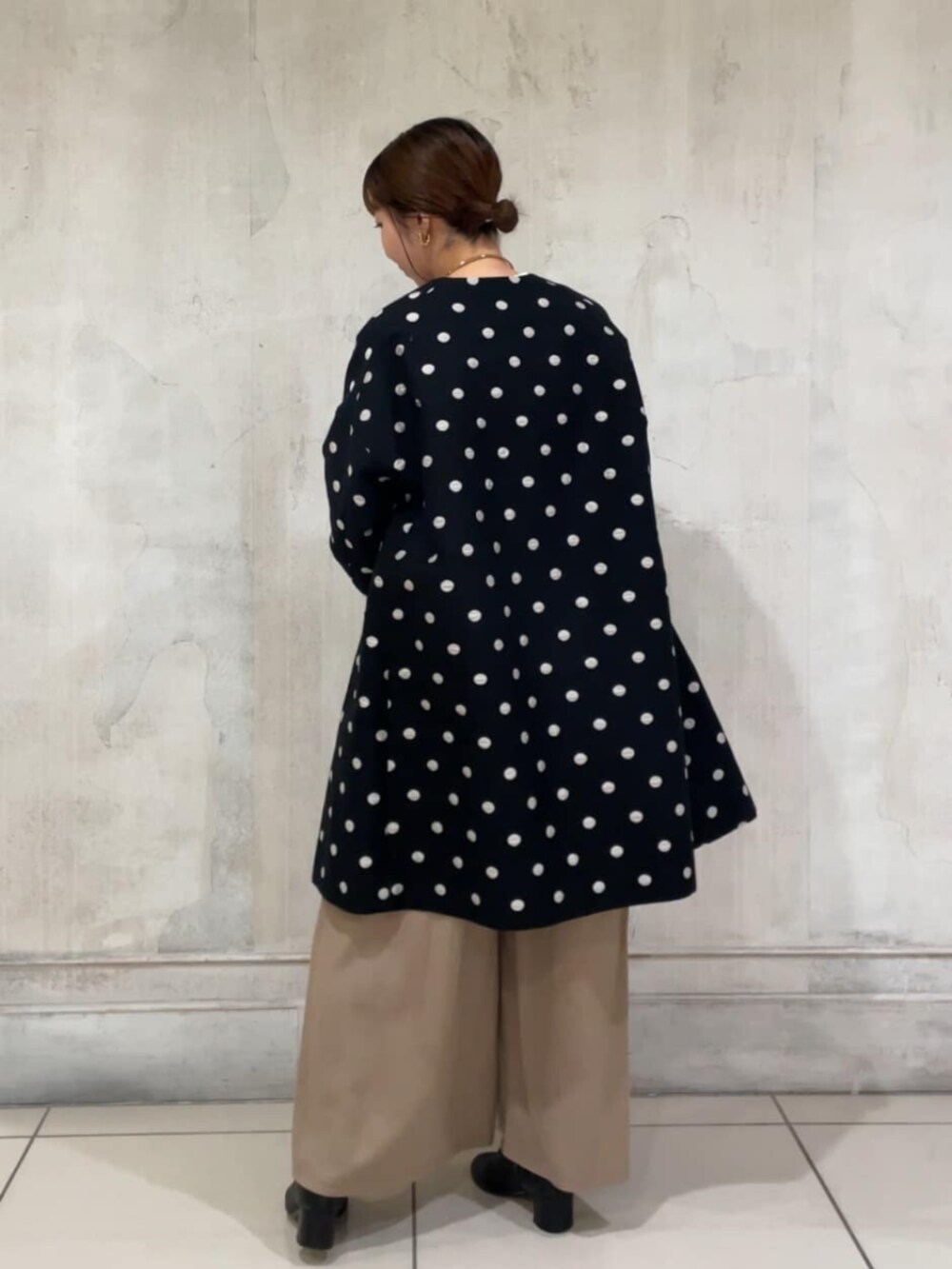 ホワイト系のシャツ/ブラウス、ブラック系のその他アウター、ベージュ系のその他パンツを着用したレディースの冬コーディネートの4枚目の写真