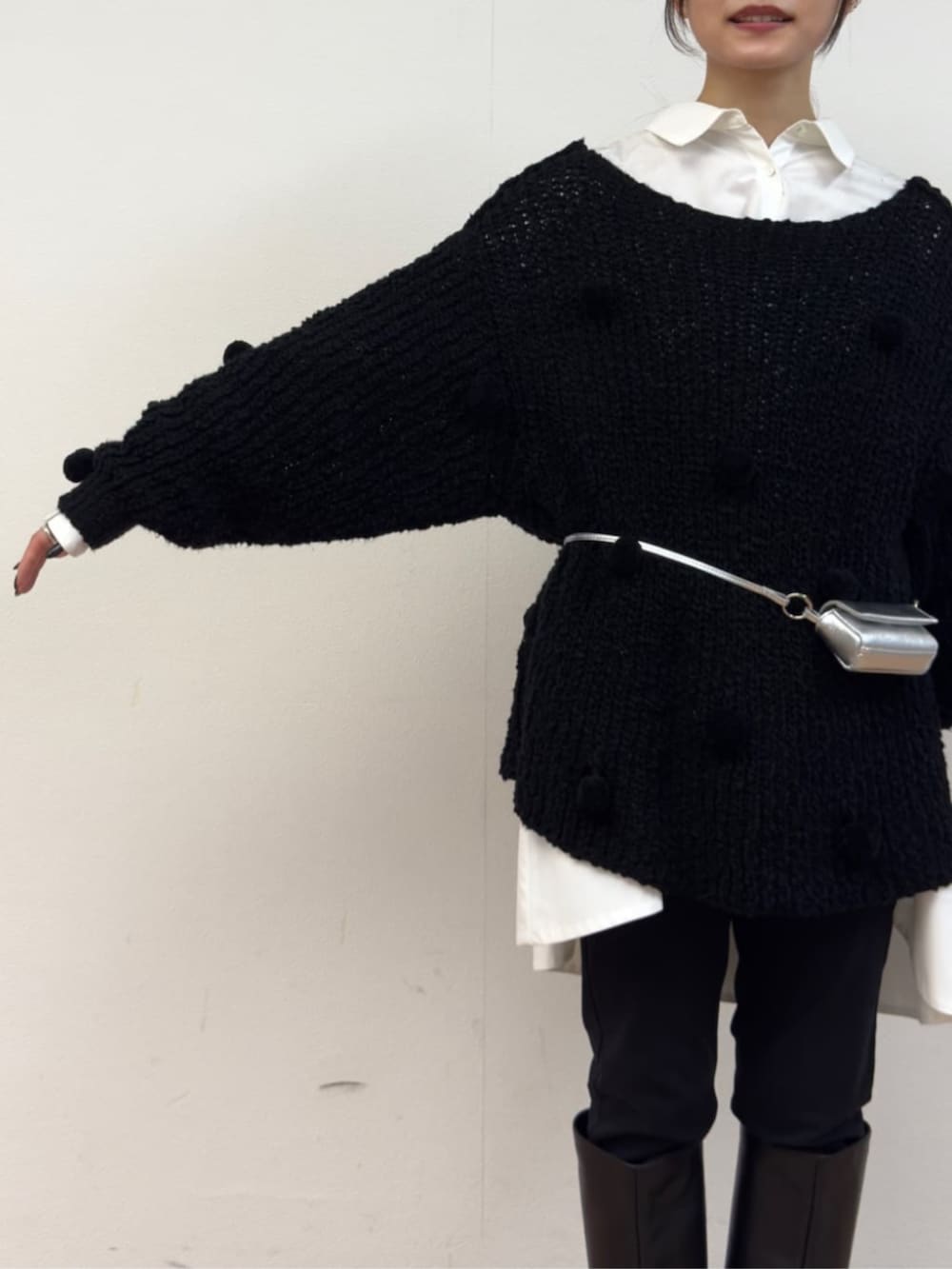 ブラック系のその他パンツ、ブラック系のニット/セーター、ホワイト系のシャツ/ブラウスを着用したレディースの秋コーディネートの2枚目の写真