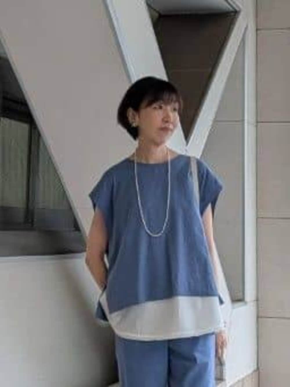 ホワイト系のタンクトップ、ブルー系のシャツ/ブラウス、ブルー系のその他パンツを着用したレディースの春コーディネートの6枚目の写真