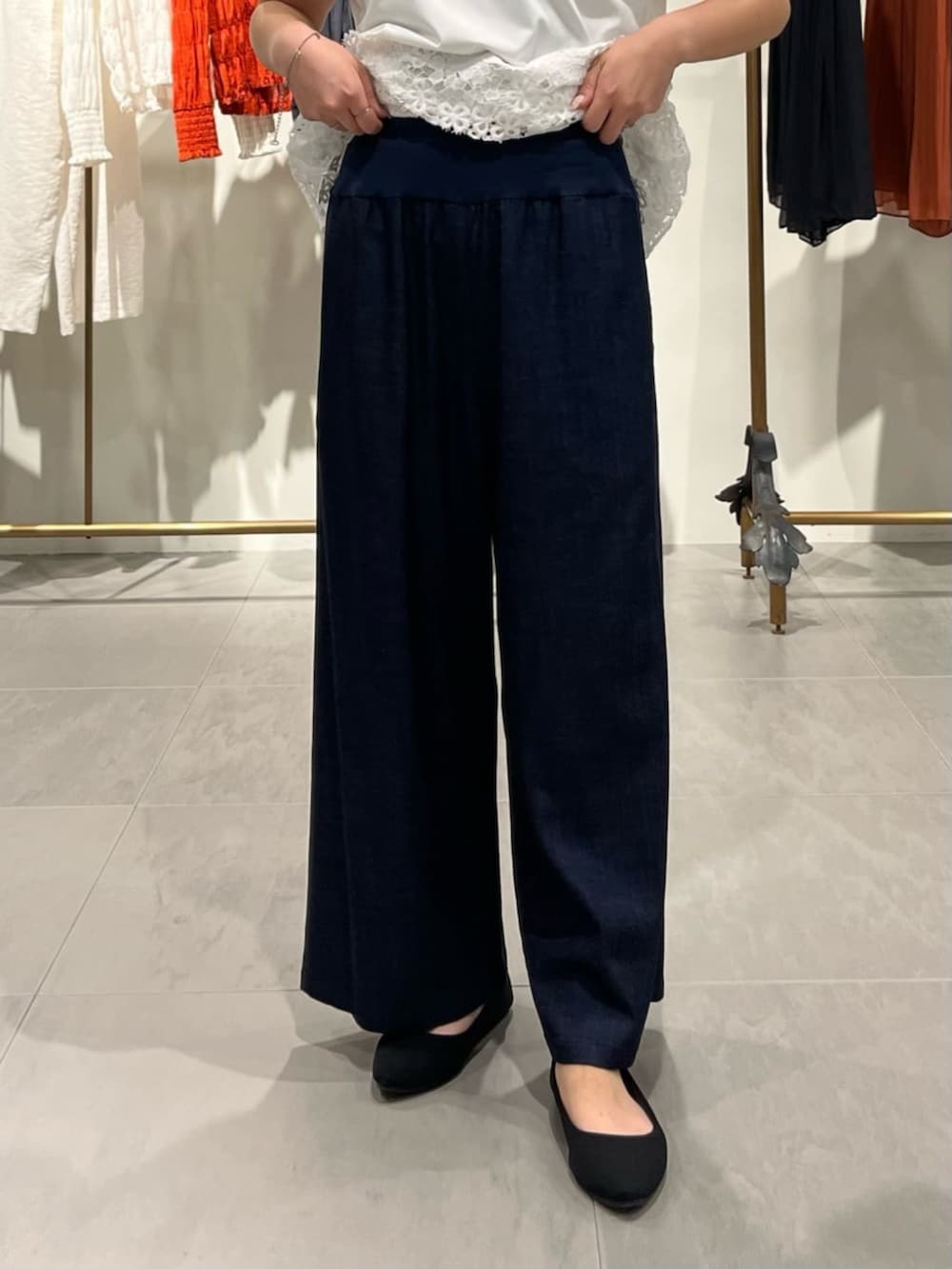 ブルー系のその他パンツ、ホワイト系のTシャツ/カットソーを着用したレディースの夏コーディネートの7枚目の写真