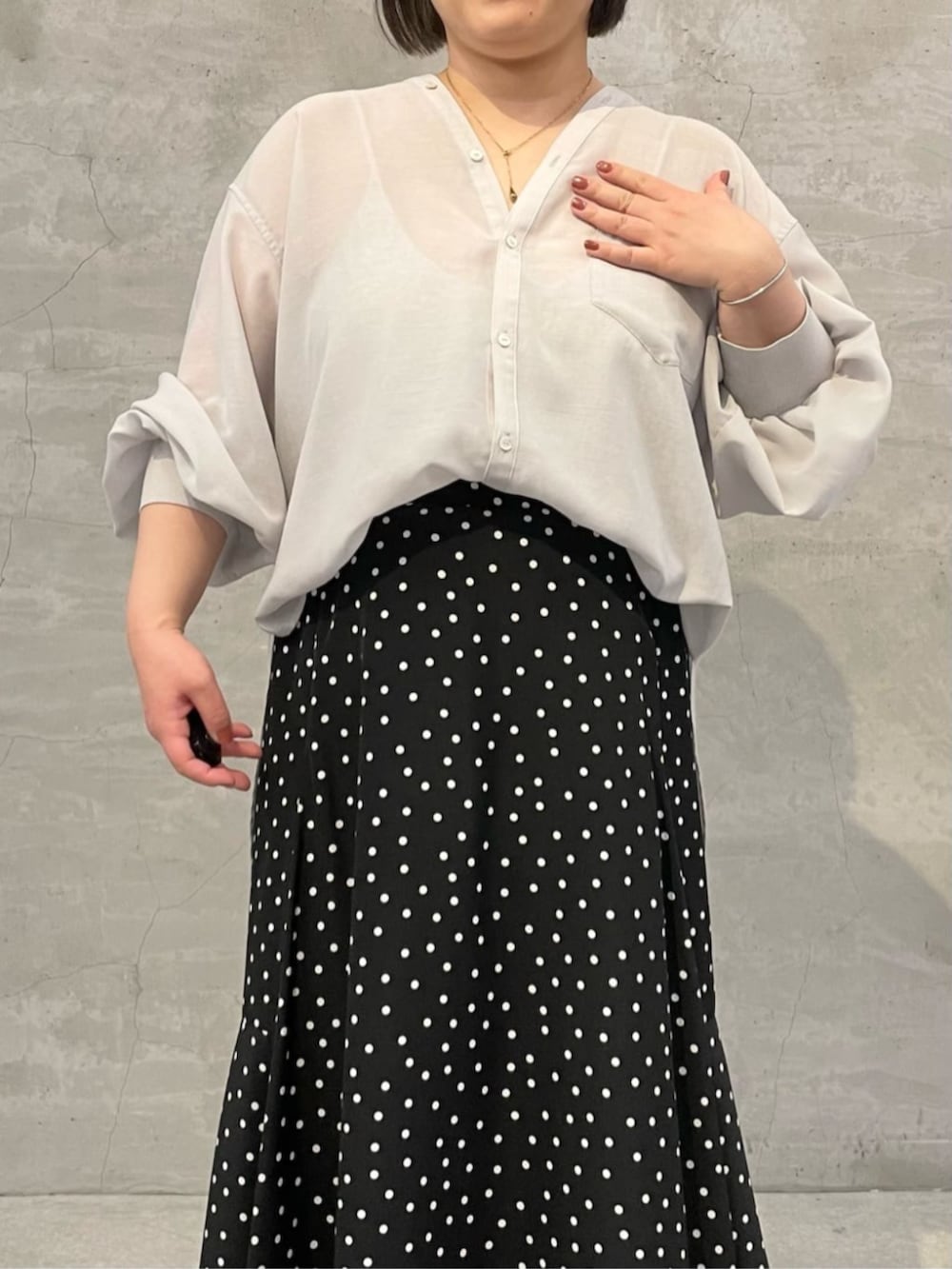 ブラック系のスカート、ホワイト系のトートバッグ、グレー系のシャツ/ブラウスを着用したレディースの冬コーディネートの8枚目の写真