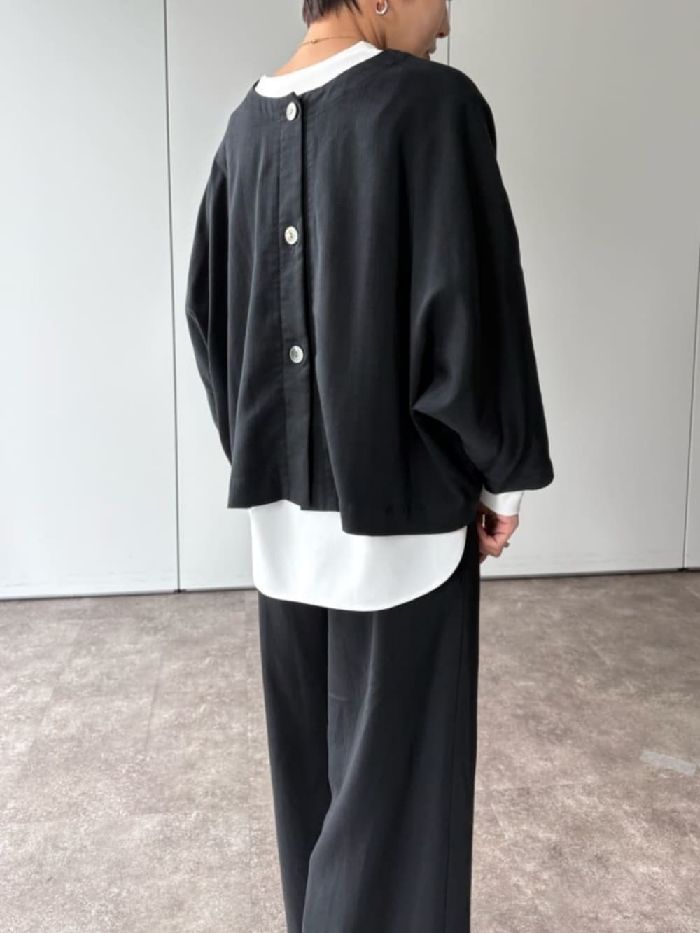 ブラック系のその他パンツ、ブラック系のシャツ/ブラウスを着用したレディースの夏コーディネートの7枚目の写真